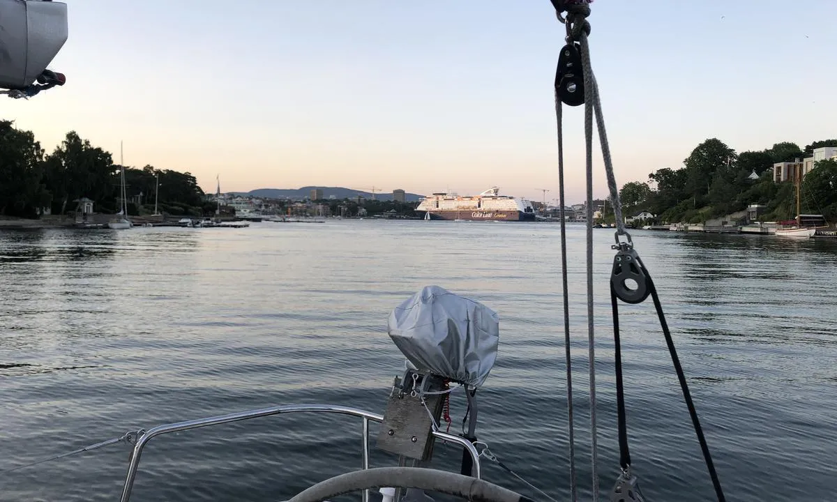 {"base": "no", "no": "Ankerplassen i Langvikbuksa ligger idyllisk til, og samtidig tett p\u00e5 byen. Her ser du Color Line som ligger til kai p\u00e5 Frognerstranda.", "se": "Ankringsplatsen i Langvikbukta ligger idylliskt till, och samtidigt n\u00e4ra staden. H\u00e4r ser du Color Line som ligger vid kaj p\u00e5 Frognerstranda.", "en": "The anchorage in Langvikbuksa is idyllically located, yet close to the city. Here you can see the Color Line docked at Frognerstranda.", "da": "Ankerpladsen i Langvikbuksa ligger idyllisk til, og samtidig t\u00e6t p\u00e5 byen. Her ser du Color Line som ligger til kaj p\u00e5 Frognerstranda."}