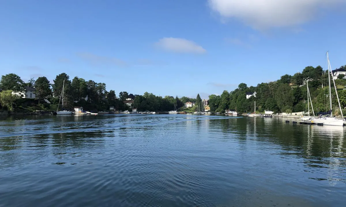 {"base": "no", "no": "P\u00e5 sommeren er det frodig og fint \u00e5 ligge p\u00e5 svai i Langvikbukta.", "se": "P\u00e5 sommaren \u00e4r det frodigt och fint att ligga p\u00e5 svaj i Langvikbukten.", "en": "In the summer, it is lush and pleasant to anchor in Langvikbukta.", "da": "Om sommeren er det frodigt og fint at ligge for anker i Langvikbukta."}