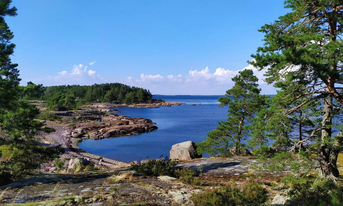 Lanskeri: {"base": "en", "no": "Det er st\u00e5lringer p\u00e5 fjellet, bruk hekkanker. Ingen beskyttelse fra \u00f8st, liten beskyttelse fra s\u00f8r/nord. Naturvernomr\u00e5de.", "se": "Det finns st\u00e5lringar p\u00e5 klippan, anv\u00e4nd akterankare. Inget skydd fr\u00e5n \u00f6st, lite skydd fr\u00e5n syd/nord. Naturreservat.", "en": "There is steel rings on the rock, use aft anchor. No protection from east, little protection from south/north. Nature Protected area.", "da": "Der er st\u00e5lringe p\u00e5 klippen, brug agteranker. Ingen beskyttelse fra \u00f8st, lidt beskyttelse fra syd/nord. Naturbeskyttet omr\u00e5de."}