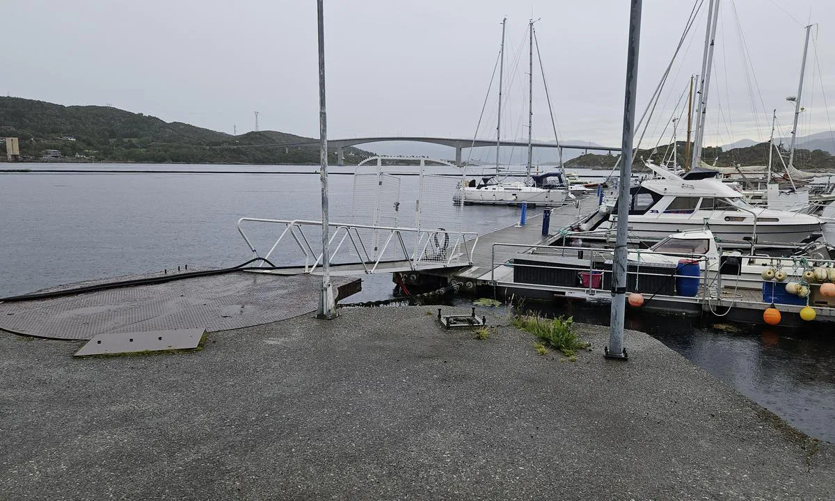 Lanternen Marina - Herøy: {"base": "no", "no": "Brygge med landgang for dieselfylling.", "se": "Brygga med landg\u00e5ng f\u00f6r dieselfyllning.", "en": "Dock with gangway for diesel refueling.", "da": "Bro med landgang for dieselfyldning."}