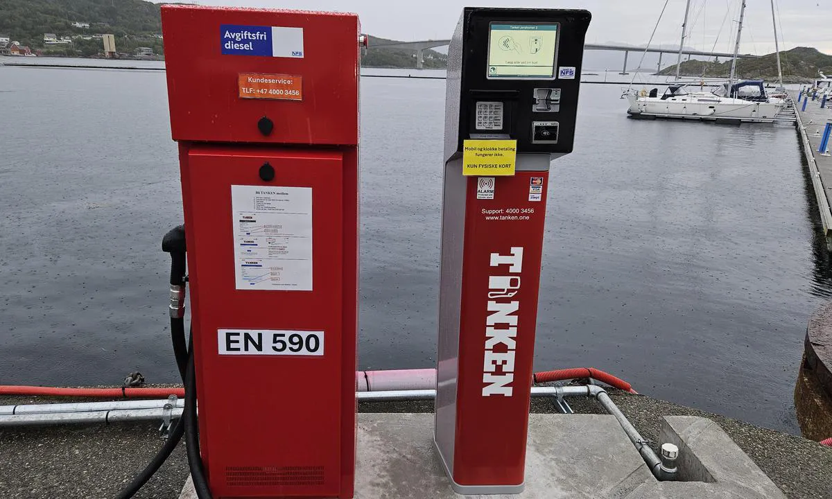 Lanternen Marina - Herøy: {"base": "no", "no": "Fyllkestasjon med kortautomat (NB! kun kort kan brukes her)", "se": "P\u00e5fyllningsstation med kortautomat (NB! endast kort kan anv\u00e4ndas h\u00e4r)", "en": "Refilling station with card machine (NB! only cards can be used here)", "da": "Fyldestation med kortautomat (NB! kun kort kan bruges her)"}