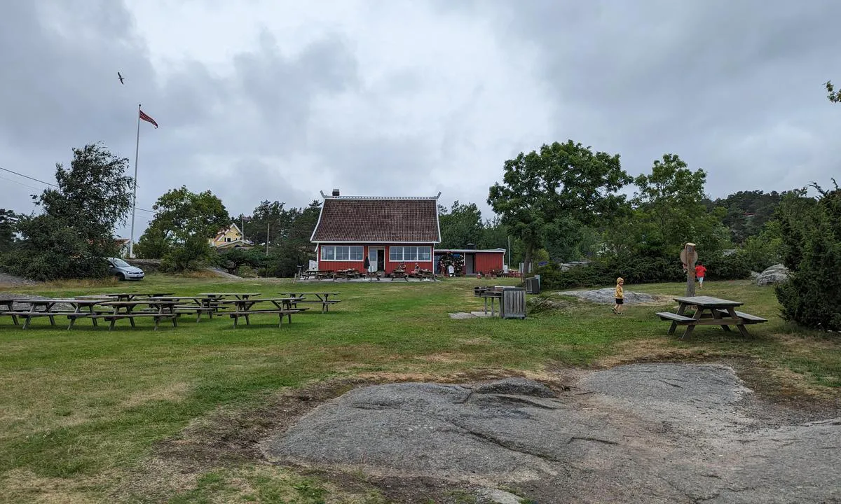 Larvik Seilforening: {"base": "en", "no": "Restaurant og utend\u00f8rs grillomr\u00e5de", "se": "Restaurang och utomhus grillplats", "en": "Restaurant and outdoor bbq area", "da": "Restaurant og udend\u00f8rs grillomr\u00e5de"}