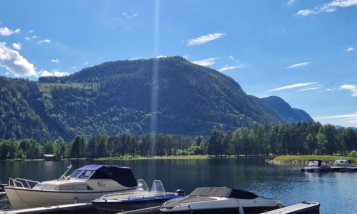 Lastein Båthavn - Dalen: {"base": "no", "no": "Fra gjestebrygga", "se": "Fr\u00e5n g\u00e4stbryggan", "en": "From the guest dock", "da": "Fra g\u00e6stebroen"}