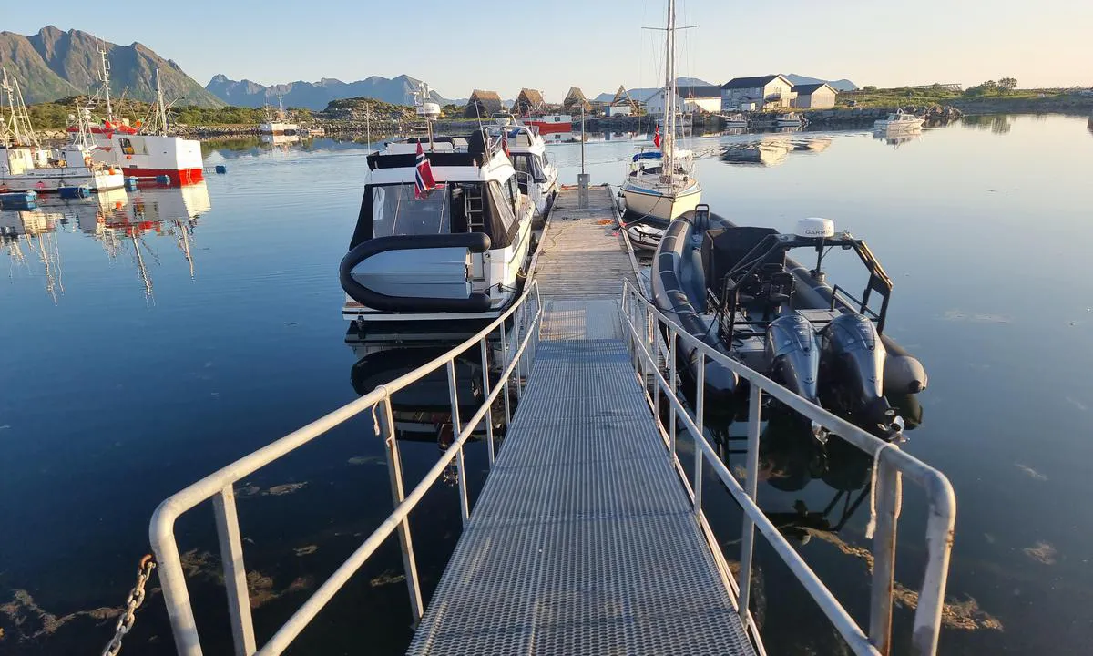Laukvika: {"base": "no", "no": "4-6 plasser og 2 str\u00f8muttak. Ca 4m dybde.", "se": "4-6 platser och 2 eluttag. Ca 4m djup.", "en": "4-6 berths and 2 power outlets. Approximately 4m depth.", "da": "4-6 pladser og 2 str\u00f8mudtag. Ca. 4m dybde.", "fr": "4-6 places et 2 prises \u00e9lectriques. Profondeur d'environ 4m.", "de": "4-6 Liegepl\u00e4tze und 2 Stromanschl\u00fcsse. Ca. 4m Wassertiefe.", "es": "4-6 lugares y 2 enchufes el\u00e9ctricos. Aproximadamente 4m de profundidad.", "it": "4-6 posti e 2 prese di corrente. Profondit\u00e0 ca. 4 m.", "pt": "4-6 lugares e 2 tomadas de corrente. A profundidade \u00e9 de aproximadamente 4 metros.", "nl": "4-6 plaatsen en 2 stroomaansluitingen. Ongeveer 4m diepte.", "pl": "4-6 miejsc i 2 gniazdka elektryczne. Oko\u0142o 4m g\u0142\u0119boko\u015bci.", "uk": "4-6 \u043c\u0456\u0441\u0446\u044c \u0456 2 \u0435\u043b\u0435\u043a\u0442\u0440\u0438\u0447\u043d\u0438\u0445 \u0440\u043e\u0437\u0435\u0442\u043a\u0438. \u041f\u0440\u0438\u0431\u043b\u0438\u0437\u043d\u043e 4\u043c \u0433\u043b\u0438\u0431\u0438\u043d\u0438.", "ro": "4-6 locuri \u0219i 2 prize electrice. Ad\u00e2ncime aproximativ 4m.", "tr": "4-6 yer ve 2 elektrik \u00e7\u0131k\u0131\u015f\u0131. Yakla\u015f\u0131k 4m derinlik.", "el": "4-6 \u03b8\u03ad\u03c3\u03b5\u03b9\u03c2 \u03ba\u03b1\u03b9 2 \u03c0\u03c1\u03af\u03b6\u03b5\u03c2 \u03c1\u03b5\u03cd\u03bc\u03b1\u03c4\u03bf\u03c2. \u03a0\u03b5\u03c1\u03af\u03c0\u03bf\u03c5 4 \u03bc\u03ad\u03c4\u03c1\u03b1 \u03b2\u03ac\u03b8\u03bf\u03c2.", "cs": "4-6 m\u00edst a 2 elektrick\u00e9 z\u00e1suvky. Hloubka cca 4m.", "hu": "4-6 hely \u00e9s 2 \u00e1ramcsatlakoz\u00f3. Kb. 4 m m\u00e9lys\u00e9g.", "fi": "4-6 paikkaa ja 2 virtapistett\u00e4. Noin 4m syvyys.", "bg": "4-6 \u043c\u0435\u0441\u0442\u0430 \u0438 2 \u0435\u043b. \u043a\u043e\u043d\u0442\u0430\u043a\u0442\u0430. \u041e\u043a\u043e\u043b\u043e 4 \u043c \u0434\u044a\u043b\u0431\u043e\u0447\u0438\u043d\u0430.", "sr": "4-6 mesta i 2 priklju\u010dka za struju. Dubina oko 4m.", "et": "4-6 kohta ja 2 vooluv\u00f5tukohta. Umbes 4m s\u00fcgavus.", "lv": "4-6 vietas un 2 str\u0101vas piesl\u0113gvietas. Aptuveni 4m dzi\u013cums.", "lt": "4-6 vietos ir 2 elektros lizdai. Apie 4 m gylio."}