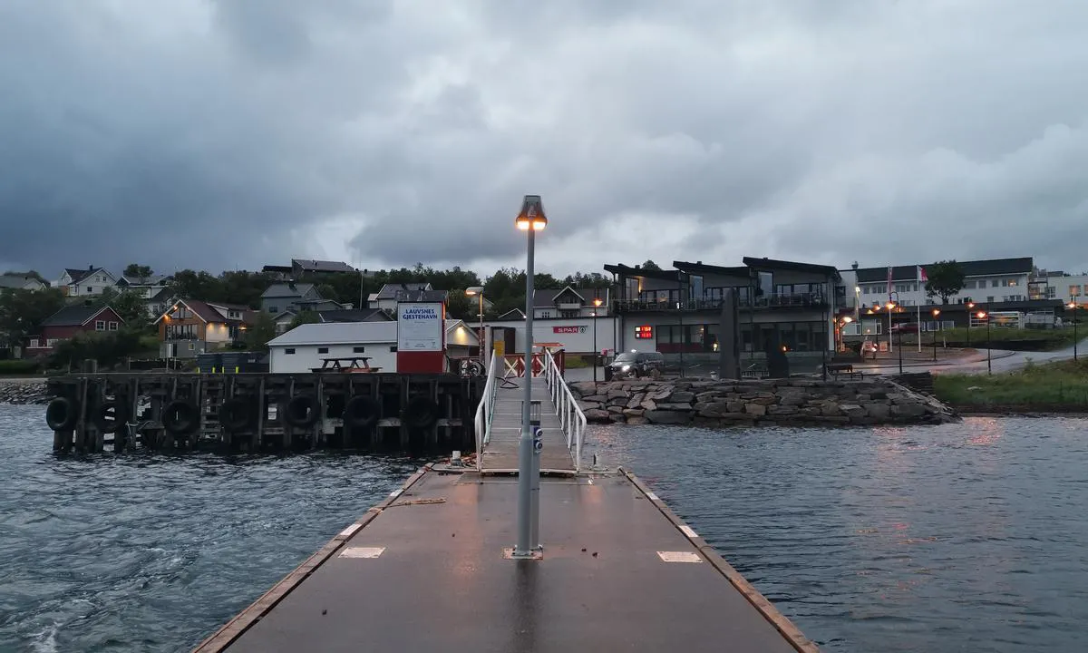 Lauvsnes Gjestehavn: {"base": "no", "no": "Trygg havn i liten kuling fra s\u00f8rvest!.", "se": "Trygg hamn i liten kuling fr\u00e5n sydv\u00e4st!", "en": "Safe harbor in a small gale from the southwest!", "da": "Tryg havn i let kuling fra sydvest!."}