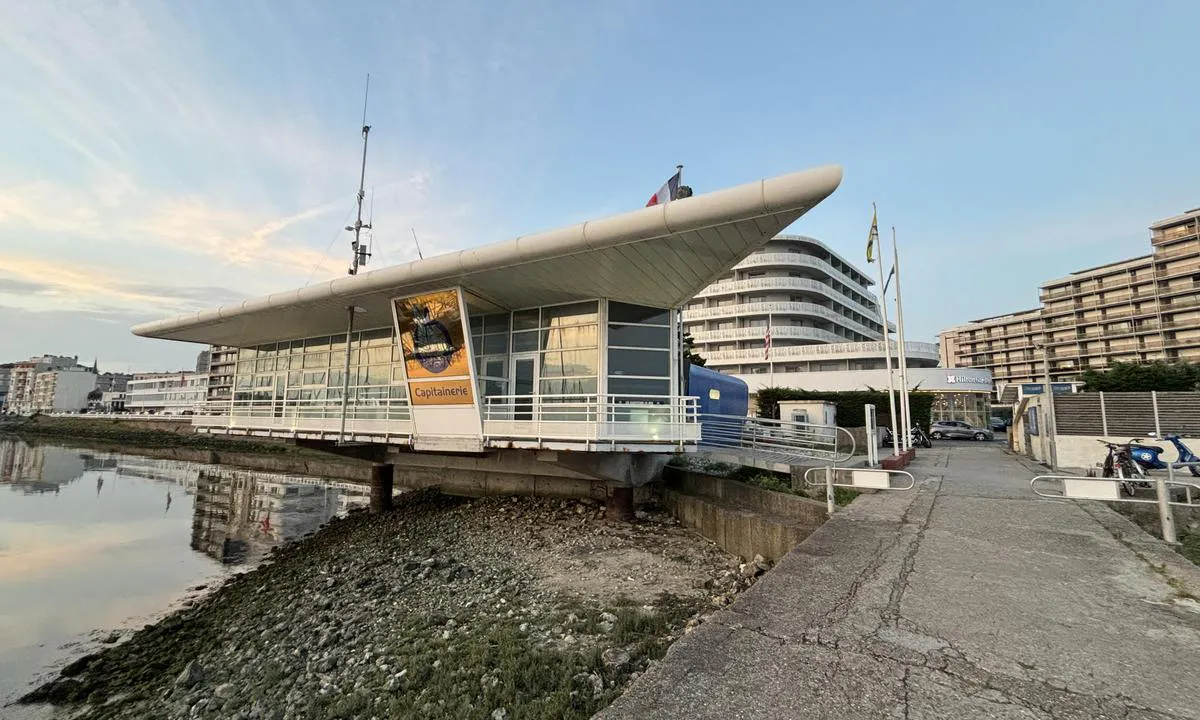 Le Havre Plaisance: {"base": "se", "no": "Havne kontoret sett fra marinaen. Ligger oppe ved hovedveien.", "se": "Hamnkontoret sett fr\u00e5n marinan. Ligger uppe vid huvudv\u00e4gen.", "en": "The harbour office as seen from the marina. It is located up by the main road.", "da": "Havnekontoret set fra marinaen. Ligger oppe ved hovedvejen."}