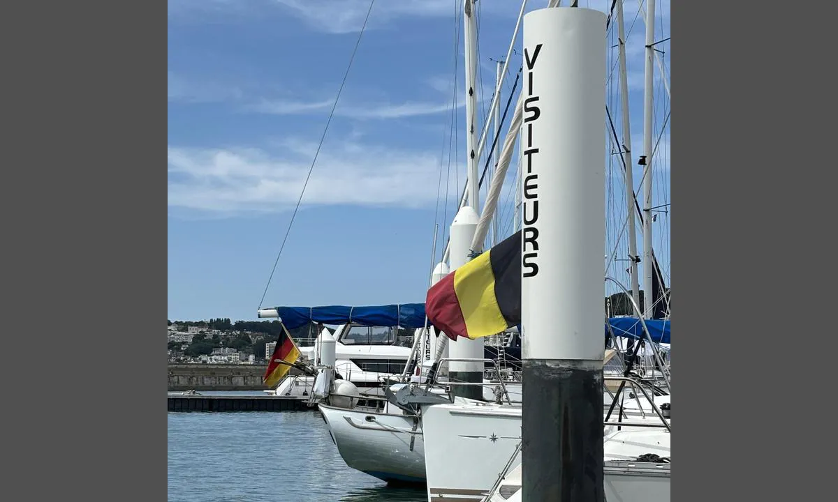Le Havre Plaisance: {"base": "en", "no": "Gjestebryggene, ved O og P", "se": "Bes\u00f6kspontonerna, vid O och P", "en": "The visitor pontoons, at O and P", "da": "G\u00e6stepontonerne ved O og P"}