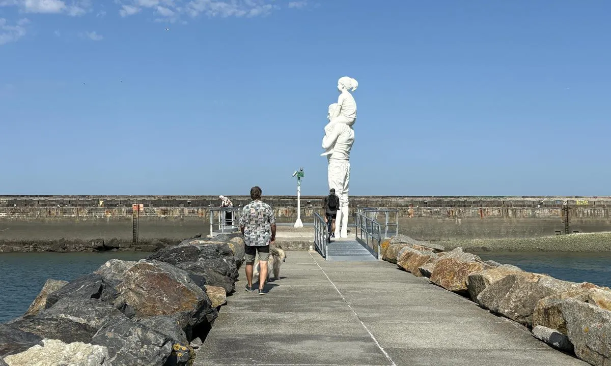 Le Havre Plaisance: {"base": "en", "no": "En kul statue ved inngangen til marinaen", "se": "En h\u00e4ftig staty vid ing\u00e5ngen av marinan", "en": "A cool statue in the entrance of the marina", "da": "En sej statue ved indgangen til marinaen"}