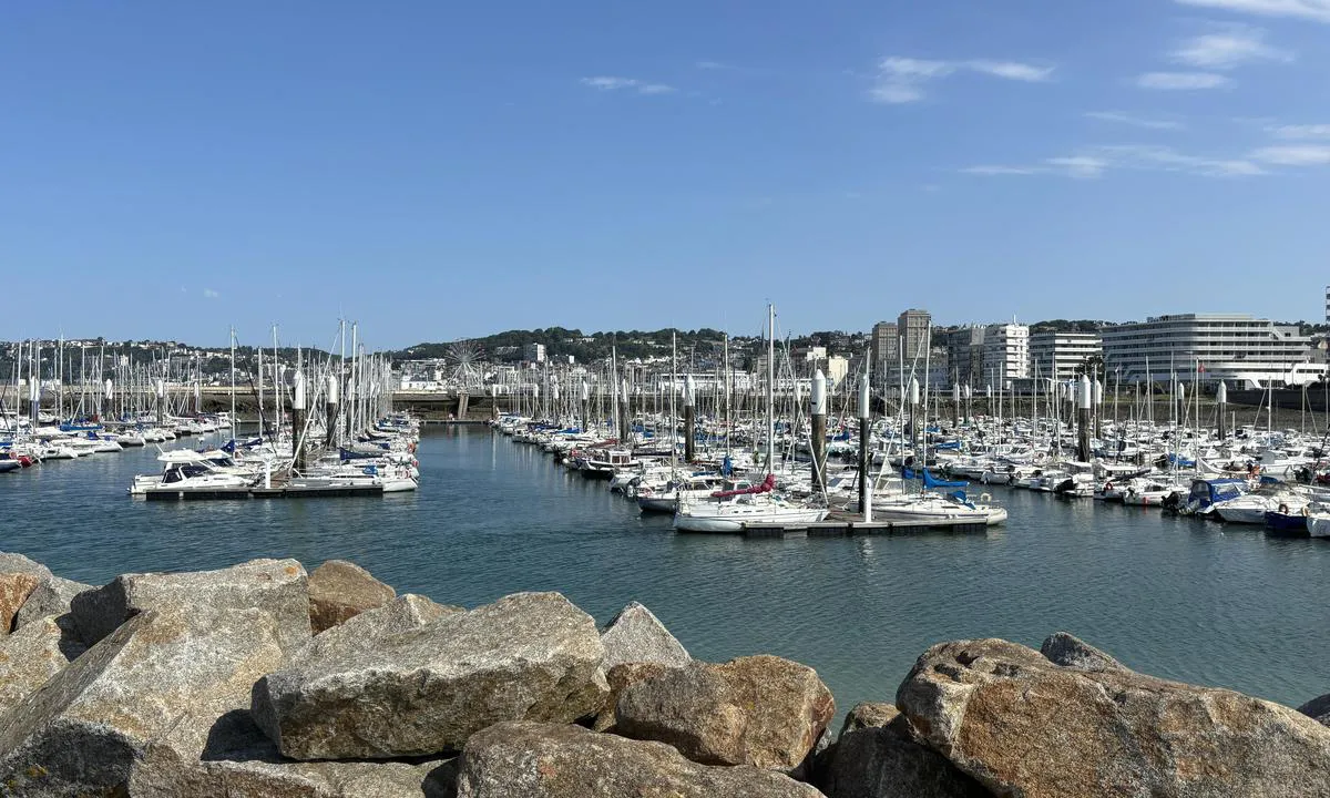 Le Havre Plaisance: {"base": "en", "no": "Utsikt over marinaen", "se": "Utsikt \u00f6ver marinan", "en": "View over the marina", "da": "Udsigt over marinaen"}