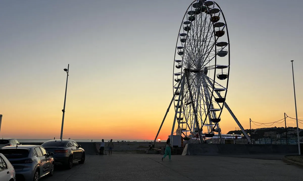 Le Havre Plaisance: {"base": "en", "no": "Et pariserhjul n\u00e6r marinaen og stranden", "se": "Ett pariserhjul n\u00e4ra sm\u00e5b\u00e5tshamnen och stranden", "en": "A ferrieswheel close to the marina and the beach", "da": "Et pariserhjul t\u00e6t p\u00e5 marinaen og stranden"}