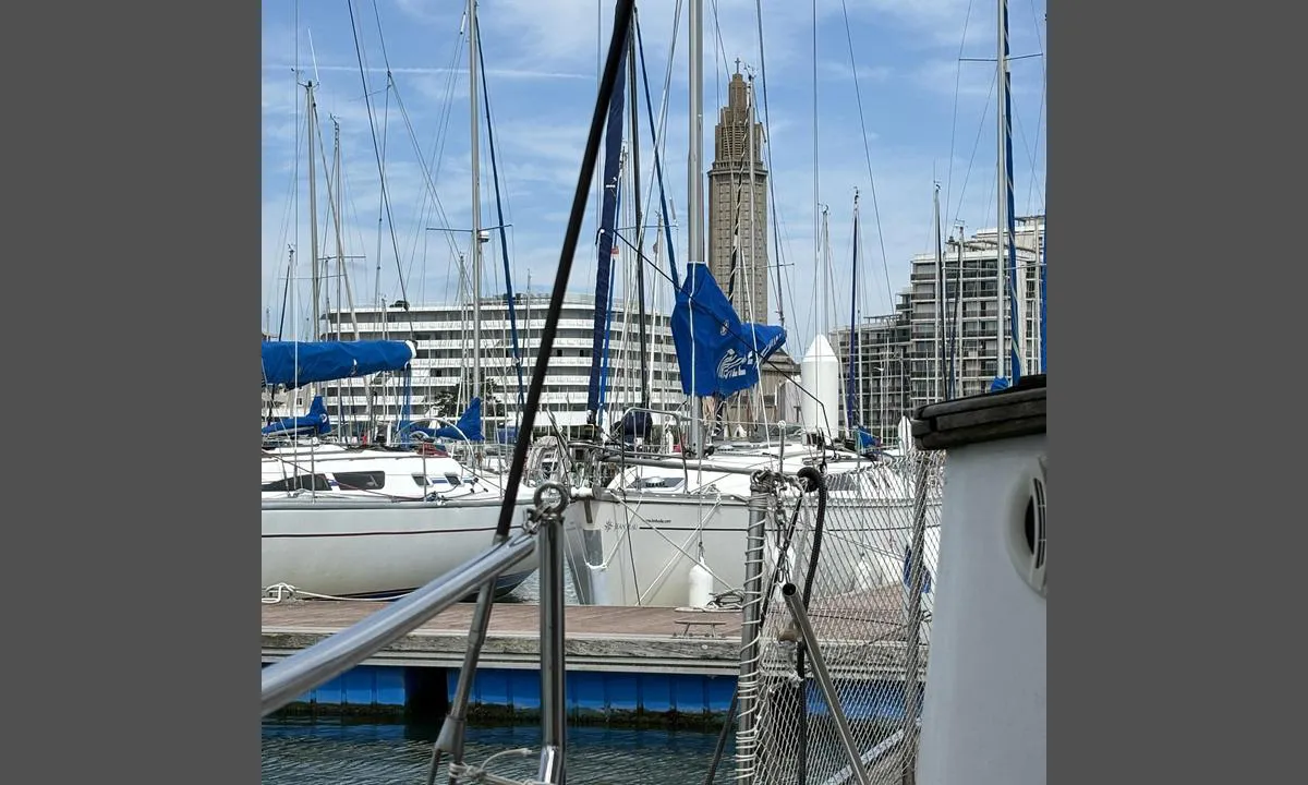 Le Havre Plaisance: {"base": "en", "no": "Utsikt fra pontong O over byen", "se": "Utsikt fr\u00e5n ponton O \u00f6ver staden", "en": "View from pontoon O over the city", "da": "Udsigt fra ponton O over byen"}