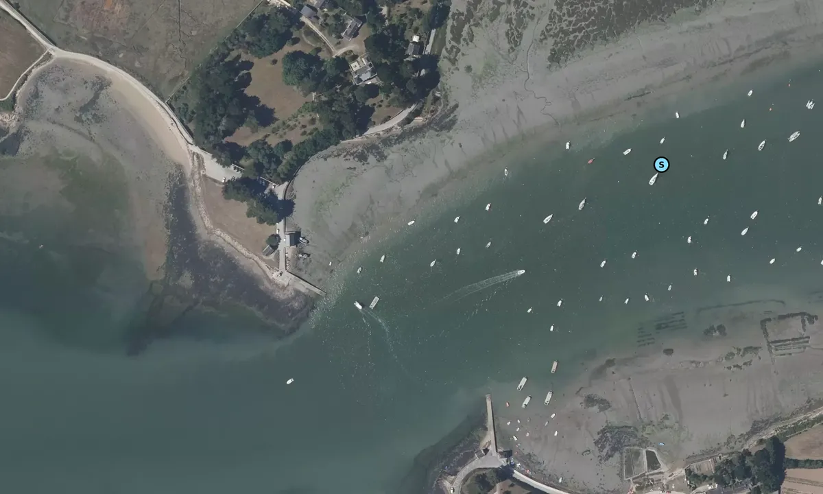 Satelite image of Le Passage