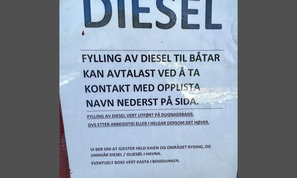 Leikanger småbåthavn: {"base": "en", "no": "Fylle diesel; Ved denne plakaten finnes det telefonnumre du kan ringe for \u00e5 f\u00e5 diesel.", "se": "Fyllning av diesel; Vid denna affisch finns telefonnummer att ringa f\u00f6r att f\u00e5 diesel.", "en": "Filling diesel; At this poster there is phone numbers to call to get diesel.", "da": "Fyldning af diesel; P\u00e5 denne plakat er der telefonnumre, du kan ringe til for at f\u00e5 diesel."}