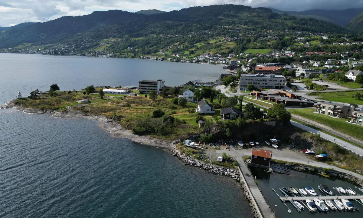 Leikanger småbåthavn: 5 miutes walk from harbor; grocery stores.  Also lot of well marked paths to walk in the area.