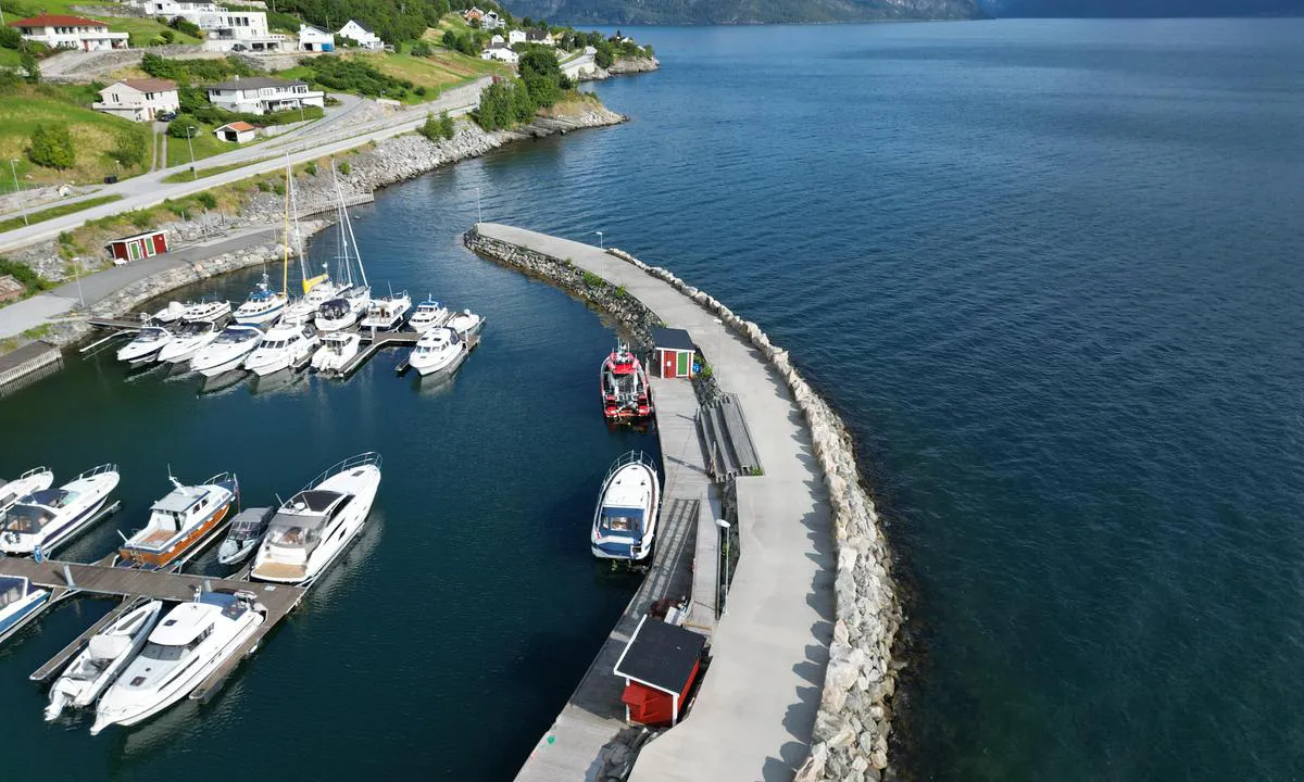 Leikanger småbåthavn: {"base": "en", "no": "Gjestplasser mellom redningsb\u00e5ten og det r\u00f8de huset brukes til fylling av diesel. Den dypeste delen hvor er.", "se": "G\u00e4stplatser mellan r\u00e4ddningsb\u00e5ten och det r\u00f6da huset som anv\u00e4nds f\u00f6r att fylla diesel. Den djupaste delen d\u00e4r <i>djupm\u00e4taren</i> \u00e4r.", "en": "Guest places between rescue boat and the red house used for filling diesel.  The deepest part where the  is.", "da": "G\u00e6stepladser mellem redningsb\u00e5den og det r\u00f8de hus bruges til at fylde diesel. Den dybeste del hvor <html markup> er."}