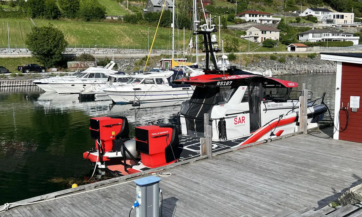 Leikanger småbåthavn: Rescue-boat (Redningsselskapet) for Sognefjord.