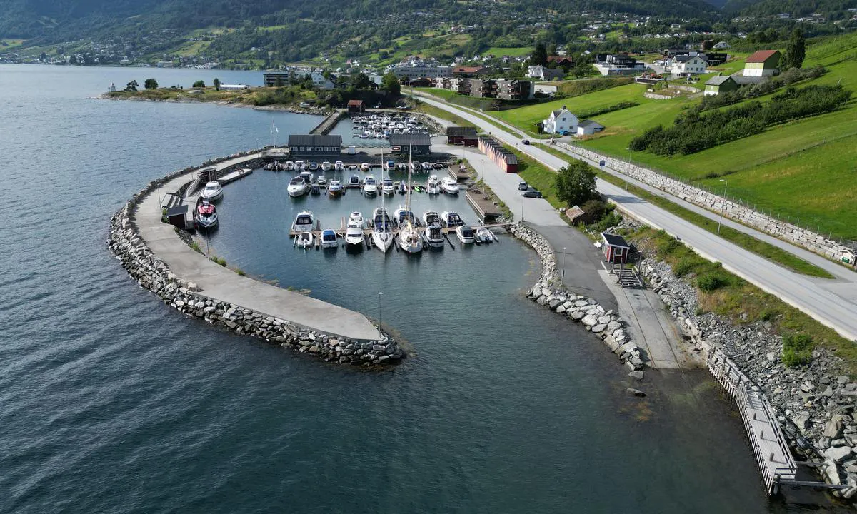 Leikanger småbåthavn: Easy entrance from east. Guest harbour aft of rescue-boat, but not in front of the little red house. (Filling diesel). Been there many times, draft 2,2m.  Water and electrisity.  Very good shelter.