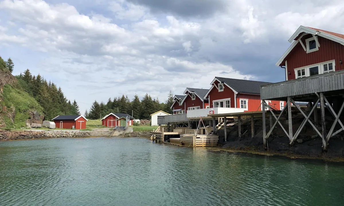 {"base": "no", "no": "Det ligger sj\u00f8hus innerst i havna til Leinesodden Marina.", "se": "Det finns sj\u00f6bodar innerst i hamnen vid Leinesodden Marina.", "en": "There are boathouses at the innermost part of the harbor at Leinesodden Marina.", "da": "Der ligger b\u00e5dhuse inderst i havnen til Leinesodden Marina."}