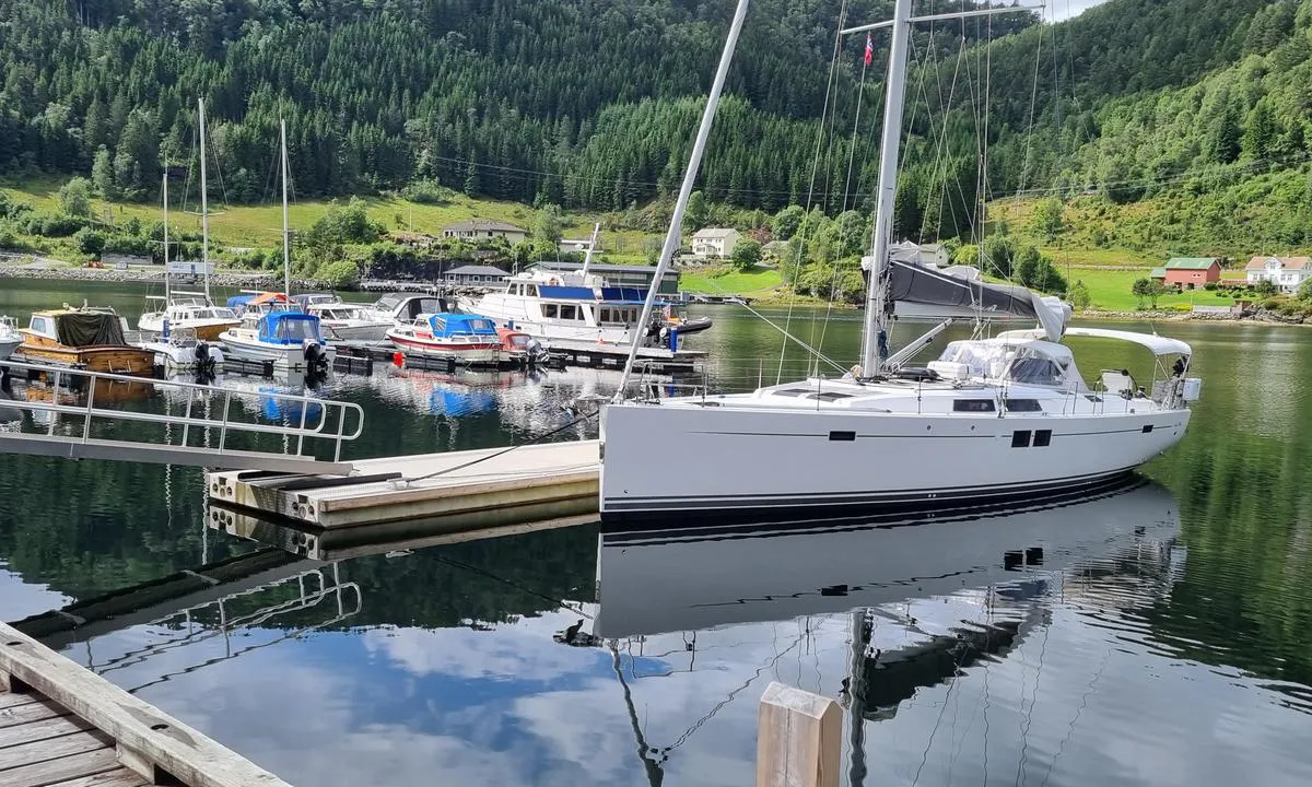 Leirvik Gjestehavn: Hotell Sognefjord sin gjestebrygge nærmest, gjestebrygga til Bøfjord båtlag bak