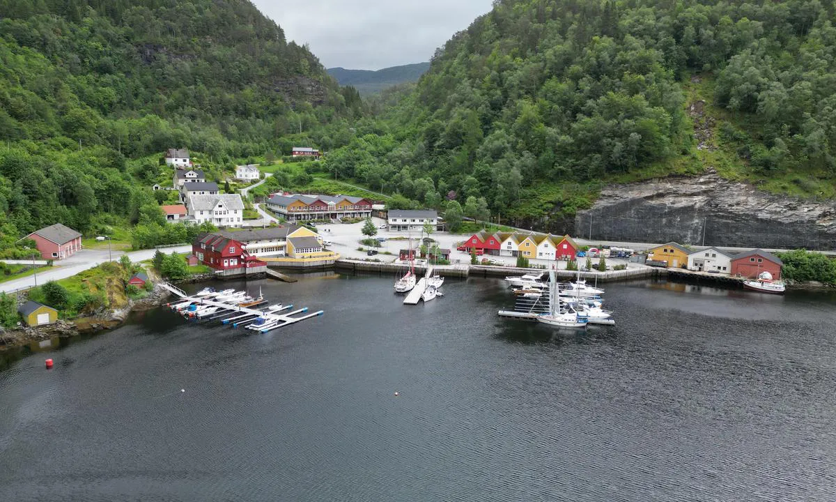 Leirvik Gjestehavn: {"base": "no", "no": "Gjestekai i midten", "se": "G\u00e4stbrygga i mitten", "en": "Guest pier in the middle", "da": "G\u00e6stekaj i midten"}