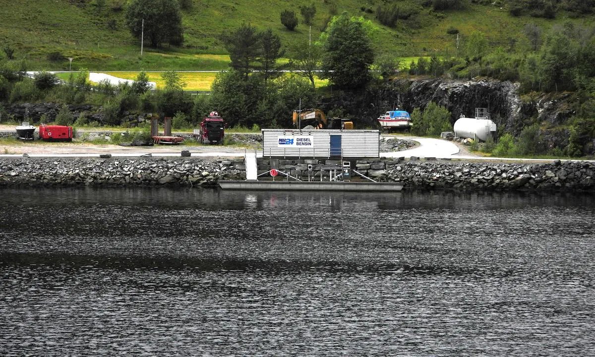 Leirvik Gjestehavn: {"base": "no", "no": "Diesel og bensinfylling ligg p\u00e5 andre sida av gjestehavna", "se": "Diesel- och bensinfyllning ligger p\u00e5 andra sidan av g\u00e4sthamnen", "en": "Diesel and gasoline refueling is located on the other side of the guest harbor", "da": "Diesel og benzinp\u00e5fyldning ligger p\u00e5 den anden side af g\u00e6stehavnen"}