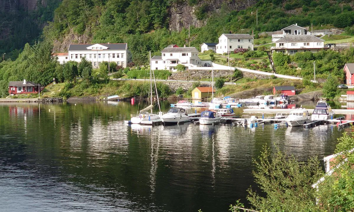 Leirvik Gjestehavn: Gjesteplassar ytterst i båthavna og på eiga flytebrygge