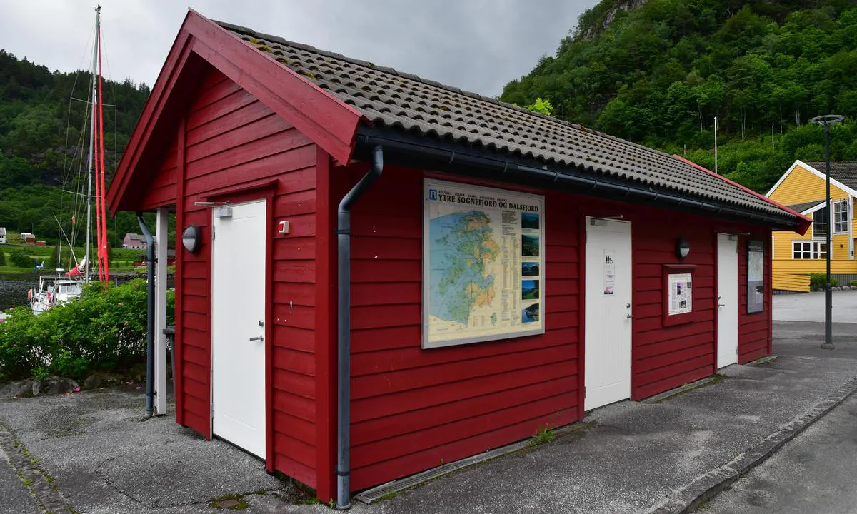 Leirvik Gjestehavn: {"base": "no", "no": "Servicebygget med dusj og toalett", "se": "Servicebyggnaden med dusch och toalett", "en": "The service building with shower and toilet", "da": "Servicebygningen med bruser og toilet"}