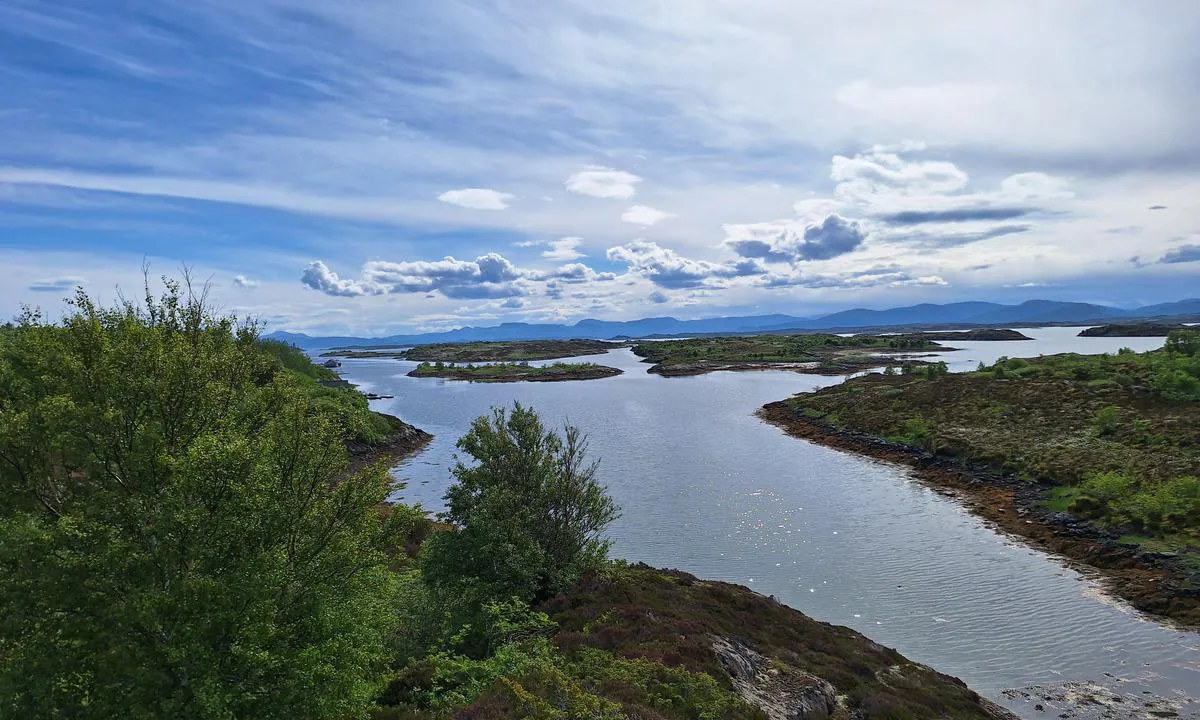 Leirvika: {"base": "no", "no": "Bukta ligger i pollen bak den midterste holmen. Kom ikke lengre med jolle p\u00e5 lavvann, men gikk herfra til Straumen. Ikke butikk der lengre, Joker flytta ca 2km i motsatt retning.", "se": "Bukten ligger i pollen bakom den mellersta holmen. Kom inte l\u00e4ngre med jolle vid l\u00e5gvatten, men gick h\u00e4rifr\u00e5n till Str\u00f6mmen. Ingen butik d\u00e4r l\u00e4ngre, Joker flyttade cirka 2 km i motsatt riktning.", "en": "The bay is located in the inlet behind the middle islet. Do not proceed further with a dinghy at low tide, but go from here to Straumen. There is no longer a store there; Joker moved about 2 km in the opposite direction.", "da": "Bugten ligger i det indre farvand bag den midterste holm. Du kan ikke komme l\u00e6ngere med jolle ved lavvande, men kan g\u00e5 herfra til Str\u00f8mmen. Der er ikke l\u00e6ngere nogen butik, Joker er flyttet ca. 2 km i den modsatte retning.", "fr": "La baie se situe dans le bassin derri\u00e8re l'\u00eele du milieu. Ne continuez pas plus loin avec une annexe \u00e0 mar\u00e9e basse, mais allez de l\u00e0 jusqu'\u00e0 Straumen. Il n'y a plus de magasin l\u00e0, le Joker a d\u00e9m\u00e9nag\u00e9 \u00e0 environ 2 km dans la direction oppos\u00e9e.", "de": "Die Bucht liegt im Pollen hinter der mittleren Insel. Bei Ebbe nicht weiter mit dem Beiboot fahren, sondern von hier nach Straumen gehen. Kein Gesch\u00e4ft mehr dort, Joker ist ca. 2 km in die entgegengesetzte Richtung gezogen.", "es": "La bah\u00eda est\u00e1 en la ensenada detr\u00e1s del islote central. No vaya m\u00e1s lejos con el bote en marea baja, pero desde aqu\u00ed vaya hacia Straumen. Ya no hay tienda all\u00ed, Joker se mud\u00f3 aproximadamente 2 km en la direcci\u00f3n opuesta.", "it": "La baia si trova nel bacino dietro l'isolotto centrale. Non si pu\u00f2 proseguire oltre con il gommone durante la bassa marea, ma da qui si pu\u00f2 andare a Straumen. Non c'\u00e8 pi\u00f9 un negozio l\u00ec, il Joker si \u00e8 spostato a circa 2 km nella direzione opposta.", "pt": "A enseada est\u00e1 localizada no estreito atr\u00e1s da ilhota do meio. N\u00e3o avan\u00e7ar mais com o bote na mar\u00e9 baixa, mas continuar daqui at\u00e9 Straumen. N\u00e3o h\u00e1 mais uma loja ali, o Joker mudou-se para cerca de 2 km na dire\u00e7\u00e3o oposta.", "nl": "De baai ligt in de binnenhaven achter het middelste eiland. Bij laagwater niet verder varen met de bijboot, maar vanaf hier naar Straumen gaan. Er is geen winkel meer, Joker is ongeveer 2 km in de tegenovergestelde richting verhuisd.", "pl": "Zatoka znajduje si\u0119 w zatoce za \u015brodkow\u0105 wysp\u0105. Nie dop\u0142yn\u0105\u0107 dalej pontonem przy odp\u0142ywie, ale st\u0105d pieszo do Straumen. Sklep ju\u017c nie istnieje, Joker przeni\u00f3s\u0142 si\u0119 oko\u0142o 2 km w przeciwnym kierunku.", "uk": "\u0411\u0443\u0445\u0442\u0430 \u0440\u043e\u0437\u0442\u0430\u0448\u043e\u0432\u0430\u043d\u0430 \u0443 \u043c\u0430\u043b\u0435\u043d\u044c\u043a\u0456\u0439 \u0437\u0430\u0442\u043e\u0446\u0456 \u0437\u0430 \u0441\u0435\u0440\u0435\u0434\u043d\u0456\u043c \u043e\u0441\u0442\u0440\u0456\u0432\u0446\u0435\u043c. \u041d\u0430 \u043c\u0456\u043b\u0438\u043d\u0456 \u043d\u0435 \u0439\u0434\u0456\u0442\u044c \u0434\u0430\u043b\u0456 \u043d\u0430 \u0448\u043b\u044e\u043f\u0446\u0456, \u0430\u043b\u0435 \u0437\u0432\u0456\u0434\u0441\u0438 \u0439\u0434\u0456\u0442\u044c \u0434\u043e \u0421\u0442\u0440\u0430\u0443\u043c\u0435\u043d. \u041c\u0430\u0433\u0430\u0437\u0438\u043d\u0443 \u0431\u0456\u043b\u044c\u0448\u0435 \u043d\u0435\u043c\u0430\u0454, Joker \u043f\u0435\u0440\u0435\u0457\u0445\u0430\u0432 \u043f\u0440\u0438\u0431\u043b\u0438\u0437\u043d\u043e \u043d\u0430 2 \u043a\u043c \u0432 \u043f\u0440\u043e\u0442\u0438\u043b\u0435\u0436\u043d\u043e\u043c\u0443 \u043d\u0430\u043f\u0440\u044f\u043c\u043a\u0443.", "ro": "Golful se afl\u0103 \u00een golfule\u021bul din spatele insulei mijlocii. Nu merge\u021bi mai departe cu barca la maree joas\u0103, dar a\u021bi putea ajunge de aici la Straumen. Nu mai exist\u0103 magazin acolo, Joker s-a mutat la aproximativ 2 km \u00een direc\u021bia opus\u0103.", "tr": "Koy, ortadaki adan\u0131n arkas\u0131ndaki pollende yer almaktad\u0131r. Al\u00e7ak suda sandal ile daha ileri gitmeyin, ancak buradan Straumen'e gidin. Art\u0131k burada d\u00fckkan yok, Joker yakla\u015f\u0131k 2 km ters y\u00f6nde ta\u015f\u0131nd\u0131.", "el": "\u039f \u03ba\u03cc\u03bb\u03c0\u03bf\u03c2 \u03b2\u03c1\u03af\u03c3\u03ba\u03b5\u03c4\u03b1\u03b9 \u03c3\u03c4\u03bf\u03bd \u03cc\u03c1\u03bc\u03bf \u03c0\u03af\u03c3\u03c9 \u03b1\u03c0\u03cc \u03c4\u03b7 \u03bc\u03b5\u03c3\u03b1\u03af\u03b1 \u03bd\u03b7\u03c3\u03af\u03b4\u03b1. \u039c\u03b7\u03bd \u03c0\u03c1\u03bf\u03c7\u03c9\u03c1\u03ae\u03c3\u03b5\u03c4\u03b5 \u03c0\u03b1\u03c1\u03b1\u03c0\u03ad\u03c1\u03b1 \u03bc\u03b5 \u03c4\u03bf \u03c6\u03bf\u03c5\u03c3\u03ba\u03c9\u03c4\u03cc \u03c3\u03b5 \u03c7\u03b1\u03bc\u03b7\u03bb\u03ae \u03c0\u03b1\u03bb\u03af\u03c1\u03c1\u03bf\u03b9\u03b1, \u03b1\u03bb\u03bb\u03ac \u03c0\u03c1\u03bf\u03c7\u03c9\u03c1\u03ae\u03c3\u03c4\u03b5 \u03b1\u03c0\u03cc \u03b5\u03b4\u03ce \u03c0\u03c1\u03bf\u03c2 \u03c4\u03bf \u03a3\u03c4\u03c1\u03ac\u03bf\u03c5\u03bc\u03b5\u03bd. \u0394\u03b5\u03bd \u03c5\u03c0\u03ac\u03c1\u03c7\u03b5\u03b9 \u03c0\u03bb\u03ad\u03bf\u03bd \u03ba\u03b1\u03c4\u03ac\u03c3\u03c4\u03b7\u03bc\u03b1 \u03b5\u03ba\u03b5\u03af, \u03bf Joker \u03bc\u03b5\u03c4\u03b1\u03ba\u03cc\u03bc\u03b9\u03c3\u03b5 \u03c0\u03b5\u03c1\u03af\u03c0\u03bf\u03c5 2 \u03c7\u03b9\u03bb\u03b9\u03cc\u03bc\u03b5\u03c4\u03c1\u03b1 \u03c3\u03c4\u03b7\u03bd \u03b1\u03bd\u03c4\u03af\u03b8\u03b5\u03c4\u03b7 \u03ba\u03b1\u03c4\u03b5\u03cd\u03b8\u03c5\u03bd\u03c3\u03b7.", "cs": "Z\u00e1toka se nach\u00e1z\u00ed v z\u00e1livu za prost\u0159edn\u00edm ostr\u016fvkem. Nepokra\u010dujte d\u00e1le s \u010dlunem p\u0159i odlivu, ale pokra\u010dujte odtud do Straumenu. Obchod tam ji\u017e nen\u00ed, Joker se p\u0159est\u011bhoval p\u0159ibli\u017en\u011b 2 km opa\u010dn\u00fdm sm\u011brem.", "hu": "A szoros a k\u00f6z\u00e9ps\u0151 sziget m\u00f6g\u00f6tti \u00f6b\u00f6lben tal\u00e1lhat\u00f3. Ap\u00e1ly idej\u00e9n ne menj tov\u00e1bb cs\u00f3nakkal, hanem innen menj \u00e1t a csatorn\u00e1n. M\u00e1r nincs ott bolt, a Joker kb. 2 km-rel az ellenkez\u0151 ir\u00e1nyban k\u00f6lt\u00f6z\u00f6tt.", "fi": "Lahti sijaitsee saarten keskimm\u00e4isen saaren takana. \u00c4l\u00e4 mene pidemm\u00e4lle ruuhessa laskuveden aikaan, vaan mene t\u00e4\u00e4lt\u00e4 Straumenille. Ei ole en\u00e4\u00e4 kauppaa siell\u00e4, Jokeri muutti noin 2 km vastakkaiseen suuntaan.", "bg": "\u0417\u0430\u043b\u0438\u0432\u044a\u0442 \u0441\u0435 \u043d\u0430\u043c\u0438\u0440\u0430 \u0432 \u0437\u0430\u043b\u0438\u0432\u0430 \u0437\u0430\u0434 \u0441\u0440\u0435\u0434\u043d\u0438\u044f \u043e\u0441\u0442\u0440\u043e\u0432. \u041d\u0435 \u043f\u0440\u043e\u0434\u044a\u043b\u0436\u0430\u0432\u0430\u0439\u0442\u0435 \u0441\u044a\u0441 \u0448\u043b\u044e\u043f\u043a\u0430\u0442\u0430 \u043f\u0440\u0438 \u043e\u0442\u043b\u0438\u0432, \u043d\u043e \u043e\u0442\u0442\u0443\u043a \u0442\u0440\u044a\u0433\u043d\u0435\u0442\u0435 \u043a\u044a\u043c \u0421\u0442\u0440\u0430\u0443\u043c\u0435\u043d. \u0412\u0435\u0447\u0435 \u043d\u044f\u043c\u0430 \u043c\u0430\u0433\u0430\u0437\u0438\u043d \u0442\u0430\u043c, Joker \u0441\u0435 \u043f\u0440\u0435\u043c\u0435\u0441\u0442\u0438 \u043d\u0430 \u043e\u043a\u043e\u043b\u043e 2 \u043a\u043c \u0432 \u043f\u0440\u043e\u0442\u0438\u0432\u043e\u043f\u043e\u043b\u043e\u0436\u043d\u0430\u0442\u0430 \u043f\u043e\u0441\u043e\u043a\u0430.", "sr": "Zaliv se nalazi u tesnacu iza srednjeg ostrva. Ne stizite dalje s \u010damcem za veslanje za vreme oseke, ve\u0107 idite odavde do Str\u00f8mena. Tamo vi\u0161e nema prodavnice, Joker se preselio oko 2 km u suprotnom pravcu.", "et": "Laht asub keset k\u00f5ige kesksemat saart. Madalvee ajal \u00e4rge liikuge paadiga kaugemale, kuid siit p\u00e4\u00e4ses Straumeni. Enam pole seal poodi, Joker kolis umbes 2 km vastassuunas.", "lv": "L\u012bcis atrodas dzi\u013cum\u0101 aiz vid\u0113j\u0101s salas. Nel\u012bdziniet ar laivi\u0146u b\u0113guma laik\u0101, bet no \u0161ejienes dev\u0101mies uz Stravenu. Tur vairs nav veikala, Joker ir p\u0101rc\u0113lies aptuveni 2 km pret\u0113j\u0101 virzien\u0101.", "lt": "\u012elanka yra u\u017e viduriniosios salos. \u017demo vandens metu su valtimi neva\u017eiuokite toliau, bet nuo \u010dia galite eiti \u012f Straumen\u0105. Ten jau n\u0117ra parduotuv\u0117s, Joker perkelta ma\u017edaug 2 km \u012f prie\u0161ing\u0105 pus\u0119."}