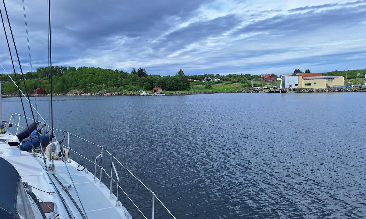 Leirvika: {"base": "no", "no": "Den gamle tangfabrikken er et landemerke.", "se": "Den gamla t\u00e5ngfabriken \u00e4r ett landm\u00e4rke.", "en": "The old seaweed factory is a landmark.", "da": "Den gamle tangfabrikken er et landem\u00e6rke.", "fr": "L'ancienne usine d'algues est un point de rep\u00e8re.", "de": "Die alte Tangfabrik ist ein Wahrzeichen.", "es": "La antigua f\u00e1brica de algas es un punto de referencia.", "it": "La vecchia fabbrica di alghe \u00e8 un punto di riferimento.", "pt": "A antiga f\u00e1brica de algas \u00e9 um marco.", "nl": "De oude zeewierfabriek is een herkenningspunt.", "pl": "Stara fabryka wodorost\u00f3w to punkt orientacyjny.", "uk": "\u0421\u0442\u0430\u0440\u0430 \u0432\u043e\u0434\u043e\u0440\u043e\u0441\u043b\u0435\u0432\u0430 \u0444\u0430\u0431\u0440\u0438\u043a\u0430 \u0454 \u043e\u0440\u0456\u0454\u043d\u0442\u0438\u0440\u043e\u043c.", "ro": "Fabrica veche de alge este un reper.", "tr": "Eski yosun fabrikas\u0131 bir i\u015faret noktasd\u0131r.", "el": "\u03a4\u03bf \u03c0\u03b1\u03bb\u03b9\u03cc \u03b5\u03c1\u03b3\u03bf\u03c3\u03c4\u03ac\u03c3\u03b9\u03bf \u03c6\u03c5\u03ba\u03b9\u03ce\u03bd \u03b5\u03af\u03bd\u03b1\u03b9 \u03ad\u03bd\u03b1 \u03bf\u03c1\u03cc\u03c3\u03b7\u03bc\u03bf.", "cs": "Star\u00e1 tov\u00e1rna na mo\u0159sk\u00e9 \u0159asy je orienta\u010dn\u00edm bodem.", "hu": "A r\u00e9gi algagy\u00e1r egy m\u00e9rf\u00f6ldk\u0151.", "fi": "Vanha merilev\u00e4tehdas on maamerkki.", "bg": "\u0421\u0442\u0430\u0440\u0430\u0442\u0430 \u0444\u0430\u0431\u0440\u0438\u043a\u0430 \u0437\u0430 \u0432\u043e\u0434\u043e\u0440\u0430\u0441\u043b\u0438 \u0435 \u0437\u0430\u0431\u0435\u043b\u0435\u0436\u0438\u0442\u0435\u043b\u043d\u043e\u0441\u0442.", "sr": "Stara fabrika algi je orijentir.", "et": "Vana vetikatehas on maam\u00e4rk.", "lv": "Vec\u0101 a\u013c\u0123u fabrika ir orientieris.", "lt": "Sena dumbli\u0173 gamykla yra orientyras."}