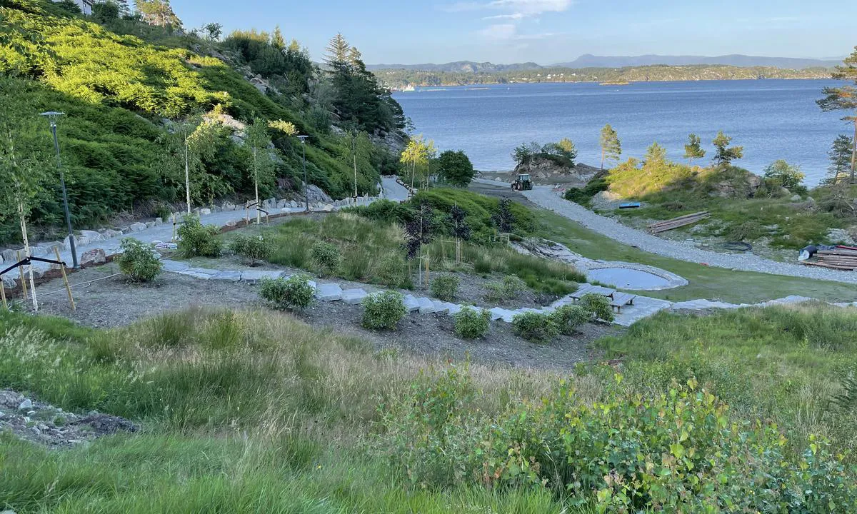 Leirvikjo - Bekkjarvik: {"base": "no", "no": "Flott promenade langs vannet", "se": "Fin promenad l\u00e4ngs vattnet", "en": "Nice promenade along the water", "da": "Flot promenade langs vandet"}