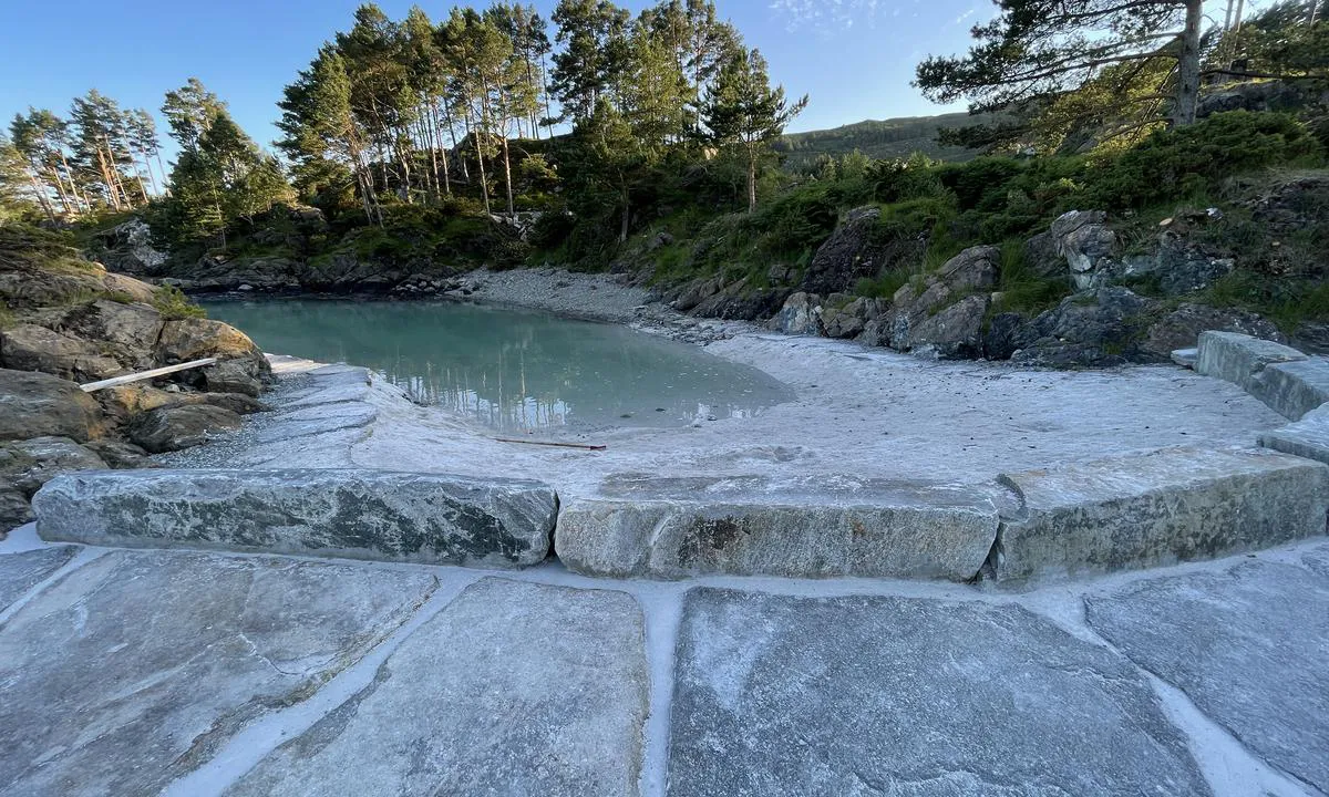 Leirvikjo - Bekkjarvik: Badeområde, følg strandpromenaden utover (motsatt vei av Bekkjarvik sentrum)