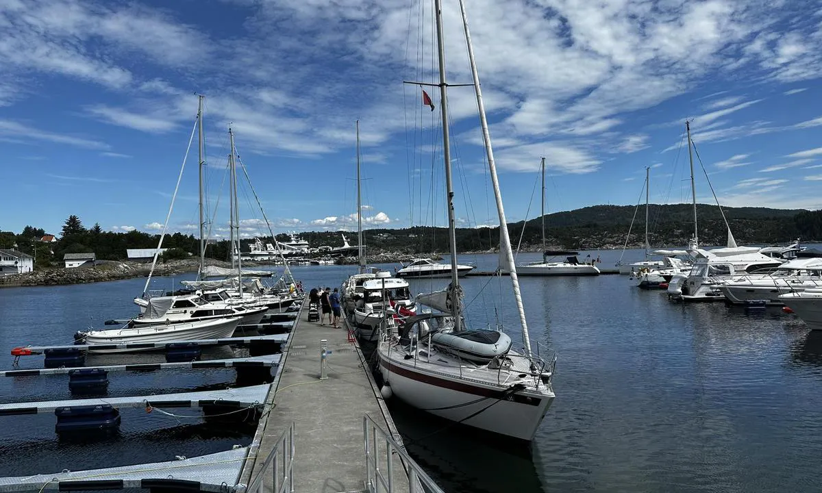 Leirvikjo - Bekkjarvik: {"base": "no", "no": "Flott havn, 15-20 min gange fra Bekkjarvik sentrum.", "se": "Flott hamn, 15-20 minuters g\u00e5ng fr\u00e5n Bekkjarvik centrum.", "en": "Great harbour, 15-20 minute walk from Bekkjarvik center.", "da": "Flot havn, 15-20 min gang fra Bekkjarvik centrum."}