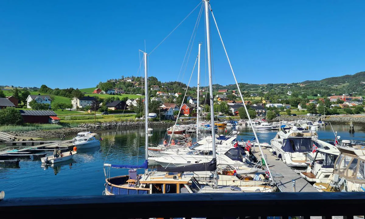 Leksvik Småbåthavn: {"base": "da", "no": "Harrys spisested ved havnen anbefales.", "se": "Harrys spisested vid hamnen rekommenderas.", "en": "Harry's eatery by the harbour is recommended.", "da": "Harrys spseri ved havnen anbefales."}