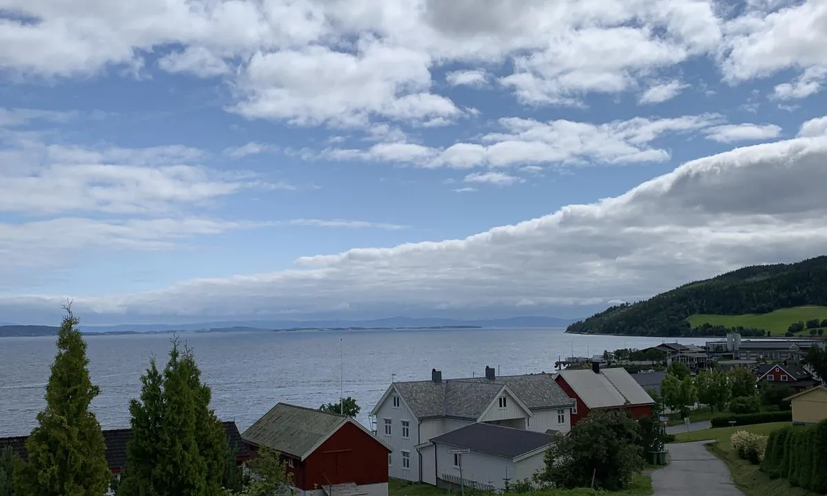 Leksvik Småbåthavn: {"base": "no", "no": "Utsikt s\u00f8rover, retning Tautra og Trondheim.", "se": "Utsikt s\u00f6derut, riktning Tautra och Trondheim.", "en": "View southwards, towards Tautra and Trondheim.", "da": "Udsigt sydp\u00e5, retning Tautra og Trondheim."}