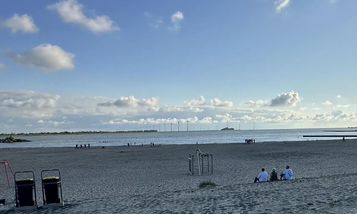 Lemmer: {"base": "no", "no": "Ankringsplass med stor strand.", "se": "Ankringsplats med stor strand.", "en": "Anchorage with a large beach.", "da": "Ankerplads med stor strand.", "fr": "Zone de mouillage avec une grande plage.", "de": "Ankerplatz mit gro\u00dfem Strand.", "es": "Lugar de fondeo con gran playa.", "it": "Area di ancoraggio con una grande spiaggia.", "pt": "Lugar de ancoragem com uma grande praia.", "nl": "Ankerplaats met groot strand.", "pl": "Kotwicowisko z du\u017c\u0105 pla\u017c\u0105.", "uk": "\u041c\u0456\u0441\u0446\u0435 \u0434\u043b\u044f \u044f\u043a\u0456\u0440\u043d\u043e\u0457 \u0441\u0442\u043e\u044f\u043d\u043a\u0438 \u0437 \u0432\u0435\u043b\u0438\u043a\u0438\u043c \u043f\u043b\u044f\u0436\u0435\u043c.", "ro": "Loc de ancorare cu plaj\u0103 mare.", "tr": "B\u00fcy\u00fck plajl\u0131 demirleme yeri.", "el": "\u0391\u03b3\u03ba\u03c5\u03c1\u03bf\u03b2\u03cc\u03bb\u03b9\u03bf \u03bc\u03b5 \u03bc\u03b5\u03b3\u03ac\u03bb\u03b7 \u03c0\u03b1\u03c1\u03b1\u03bb\u03af\u03b1.", "cs": "Kotvi\u0161t\u011b s velkou pl\u00e1\u017e\u00ed.", "hu": "Horgonyz\u00f3hely nagy stranddal.", "fi": "Ankkuripaikka suurella rannalla.", "bg": "\u042f\u043a\u043e\u0440\u043d\u043e \u043c\u044f\u0441\u0442\u043e \u0441 \u0433\u043e\u043b\u044f\u043c \u043f\u043b\u0430\u0436.", "sr": "Sidri\u0161te sa velikom pla\u017eom.", "et": "Ankrukoht suure rannaga.", "lv": "Enkuro\u0161anas vieta ar lielu pludmali.", "lt": "Inkaravimo vieta su dideliu papl\u016bdimiu."}