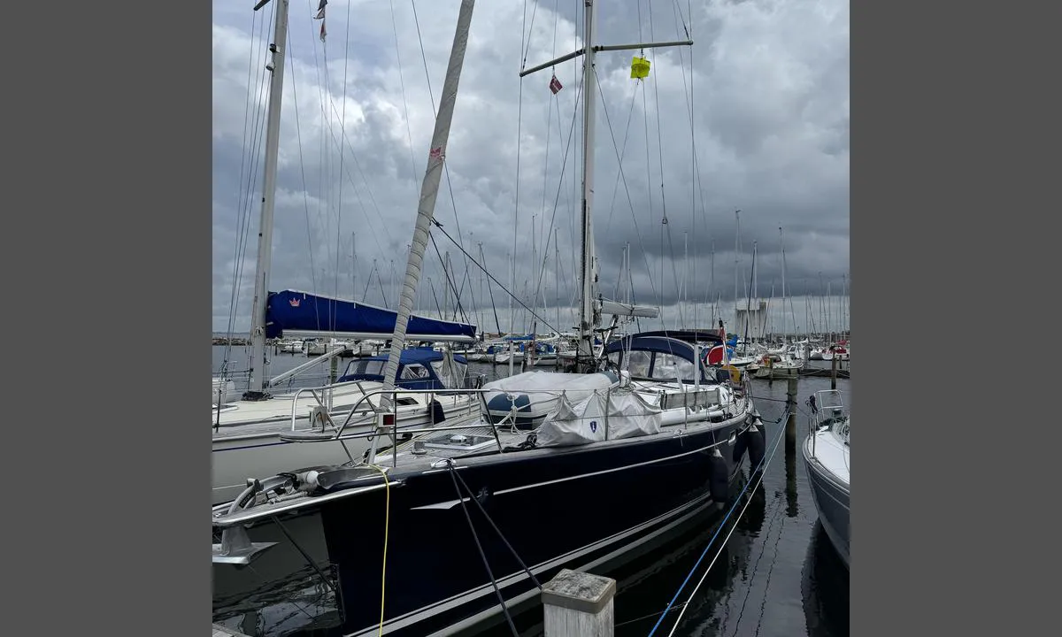 Holstebro-Struer Lystbådehavn: {"base": "no", "no": "49ft SO fort\u00f8yd ved \u00abbro\u00bb 15. Skulle det v\u00e6re fullt i denne havnen er det mye plass i Gml Havnen. Der er ogs\u00e5 str\u00f8m og vann.", "se": "49ft SO f\u00f6rt\u00f6jd vid \u00abbrygga\u00bb 15. Skulle det vara fullt i denna hamn finns det mycket plats i Gml Hamnen. D\u00e4r finns ocks\u00e5 el och vatten.", "en": "49ft SO moored at 'dock' 15. Should this harbor be full, there is plenty of space in the Old Harbor. There is also power and water.", "da": "49ft SO fort\u00f8jet ved \u00abbro\u00bb 15. Skulle det v\u00e6re fuldt i denne havn er der meget plads i Gl. Havnen. Der er ogs\u00e5 str\u00f8m og vand."}