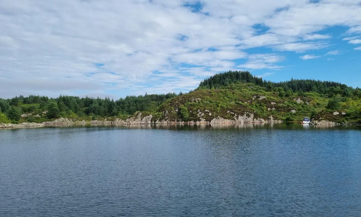 Lerøy : Stille, rolig bukt. Ankrer på ca 15 m