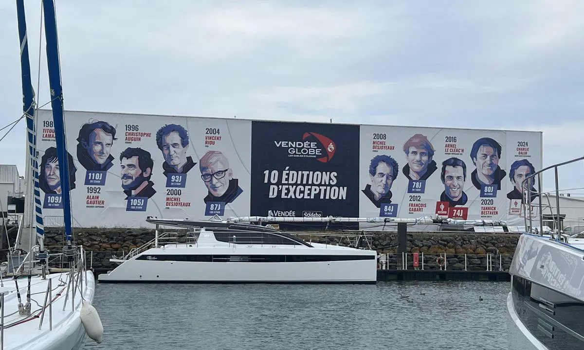 {"base": "no", "no": "Alle vinnerne av Vendee Globe siden starten er sl\u00e5tt opp stort p\u00e5 en vegg i havnen!", "se": "Alla vinnarna av Vendee Globe sedan starten \u00e4r stort uppsatta p\u00e5 en v\u00e4gg i hamnen!", "en": "All the winners of the Vendee Globe since its inception are displayed prominently on a wall in the harbour!", "da": "Alle vinderne af Vendee Globe siden starten er sl\u00e5et op stort p\u00e5 en v\u00e6g i havnen!", "fr": "Tous les gagnants du Vend\u00e9e Globe depuis le d\u00e9but sont affich\u00e9s en grand sur un mur dans le port !", "de": "Alle Gewinner der Vendee Globe seit dem Start sind gro\u00df an einer Wand im Hafen ausgestellt!", "es": "\u00a1Todos los ganadores de la Vend\u00e9e Globe desde el inicio est\u00e1n publicados en grande en una pared del puerto!", "it": "Tutti i vincitori della Vendee Globe dall'inizio sono esposti in grande su una parete nel porto!", "pt": "Todos os vencedores da Vendee Globe desde o in\u00edcio est\u00e3o destacados em grande em uma parede no porto!", "nl": "Alle winnaars van de Vend\u00e9e Globe sinds het begin staan groot op een muur in de haven!", "pl": "Wszyscy zwyci\u0119zcy Vendee Globe od pocz\u0105tku s\u0105 szeroko wyeksponowani na \u015bcianie w porcie!", "uk": "\u0423\u0441\u0456 \u043f\u0435\u0440\u0435\u043c\u043e\u0436\u0446\u0456 Vendee Globe \u0437 \u043f\u043e\u0447\u0430\u0442\u043a\u0443 \u0437\u043c\u0430\u0433\u0430\u043d\u044c \u0432\u0435\u043b\u0438\u043a\u043e \u0437\u043e\u0431\u0440\u0430\u0436\u0435\u043d\u0456 \u043d\u0430 \u0441\u0442\u0456\u043d\u0456 \u0432 \u0433\u0430\u0432\u0430\u043d\u0456!", "ro": "To\u021bi c\u00e2\u0219tig\u0103torii din Vendee Globe de la \u00eenceput sunt afi\u0219a\u021bi mare pe un perete \u00een port!", "tr": "Vendee Globe'un ba\u015flang\u0131c\u0131ndan bu yana t\u00fcm kazananlar limanda bir duvara b\u00fcy\u00fck\u00e7e yaz\u0131lm\u0131\u015ft\u0131r!", "el": "\u038c\u03bb\u03bf\u03b9 \u03bf\u03b9 \u03bd\u03b9\u03ba\u03b7\u03c4\u03ad\u03c2 \u03c4\u03bf\u03c5 Vendee Globe \u03b1\u03c0\u03cc \u03c4\u03b7\u03bd \u03ad\u03bd\u03b1\u03c1\u03be\u03b7 \u03c4\u03bf\u03c5 \u03b1\u03b3\u03ce\u03bd\u03b1 \u03b1\u03bd\u03b1\u03b3\u03c1\u03ac\u03c6\u03bf\u03bd\u03c4\u03b1\u03b9 \u03b5\u03c5\u03ba\u03c1\u03b9\u03bd\u03ce\u03c2 \u03c3\u03b5 \u03ad\u03bd\u03b1\u03bd \u03c4\u03bf\u03af\u03c7\u03bf \u03c3\u03c4\u03bf \u03bb\u03b9\u03bc\u03ac\u03bd\u03b9!", "cs": "V\u0161ichni v\u00edt\u011bzov\u00e9 Vend\u00e9e Globe od sam\u00e9ho za\u010d\u00e1tku jsou velkolep\u011b vystaveni na zdi v p\u0159\u00edstavu!", "hu": "A Vendee Globe \u00f6sszes gy\u0151ztese a kezdetekt\u0151l fogva ki van plak\u00e1tolva egy nagy falon a kik\u00f6t\u0151ben!", "fi": "Kaikki Vendee Globen voittajat alusta l\u00e4htien on nostettu esille isosti sataman sein\u00e4ll\u00e4!", "bg": "\u0412\u0441\u0438\u0447\u043a\u0438 \u043f\u043e\u0431\u0435\u0434\u0438\u0442\u0435\u043b\u0438 \u043d\u0430 Vendee Globe \u043e\u0442 \u043d\u0430\u0447\u0430\u043b\u043e\u0442\u043e \u0441\u0430 \u0438\u0437\u043f\u0438\u0441\u0430\u043d\u0438 \u0433\u043e\u043b\u0435\u043c\u0438 \u043d\u0430 \u0441\u0442\u0435\u043d\u0430 \u0432 \u043f\u0440\u0438\u0441\u0442\u0430\u043d\u0438\u0449\u0435\u0442\u043e!", "sr": "Svi pobednici Vendee Globe od po\u010detka su istaknuti velikim slovima na zidu u luci!", "et": "K\u00f5ik Vendee Globe'i v\u00f5itjad alates algusest on suurelt sadama seinale \u00fcles pandud!", "lv": "Visi Vendee Globe uzvar\u0113t\u0101ji kop\u0161 sacens\u012bbu s\u0101kuma ir izcelti uz sienas ost\u0101!", "lt": "Visi \u201eVend\u00e9e Globe\u201c nugal\u0117tojai nuo prad\u017eios yra i\u0161did\u017eiai pavaizduoti ant didel\u0117s sienos uoste!"}