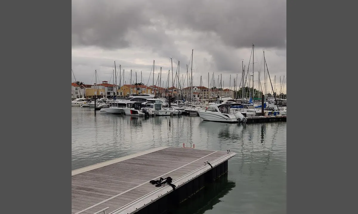 Les Sables d'Olonne - Port Olona: {"base": "no", "no": "Stor og fin marina. Hyggelig betjening. Omr\u00e5det er inngjerdet med portl\u00e5s. Vi benyttet oss ikke av fasilitetene, men alt finnes her.", "se": "Stor och fin marina. Trevlig personal. Omr\u00e5det \u00e4r inh\u00e4gnat med portl\u00e5s. Vi anv\u00e4nde inte faciliteterna, men allt finns h\u00e4r.", "en": "Large and nice marina. Friendly staff. The area is enclosed with a gate lock. We did not use the facilities, but everything is here.", "da": "Stor og fin marina. Hyggelig betjening. Omr\u00e5det er indhegnet med portl\u00e5s. Vi benyttede os ikke af faciliteterne, men alt findes her."}