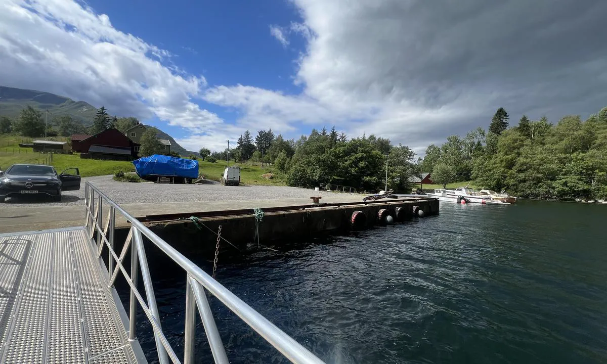 Lestovika: {"base": "no", "no": "P\u00e5 vestsida av flytekai er det ogs\u00e5 fast betingksi.", "se": "P\u00e5 v\u00e4stsidan av flytbryggan finns det ocks\u00e5 fasta platser.", "en": "On the west side of the floating dock, there is also permanent mooring.", "da": "P\u00e5 vestsiden af flydebroen er der ogs\u00e5 faste forankringsmuligheder."}