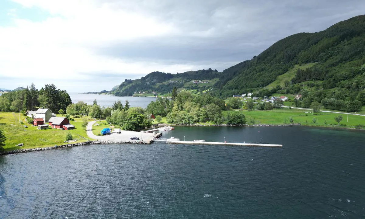 Lestovika: {"base": "no", "no": "Solid Kommunal flytekai", "se": "Solid kommunal flytbrygga", "en": "Solid municipal floating dock", "da": "Solid Kommunal flydebro"}