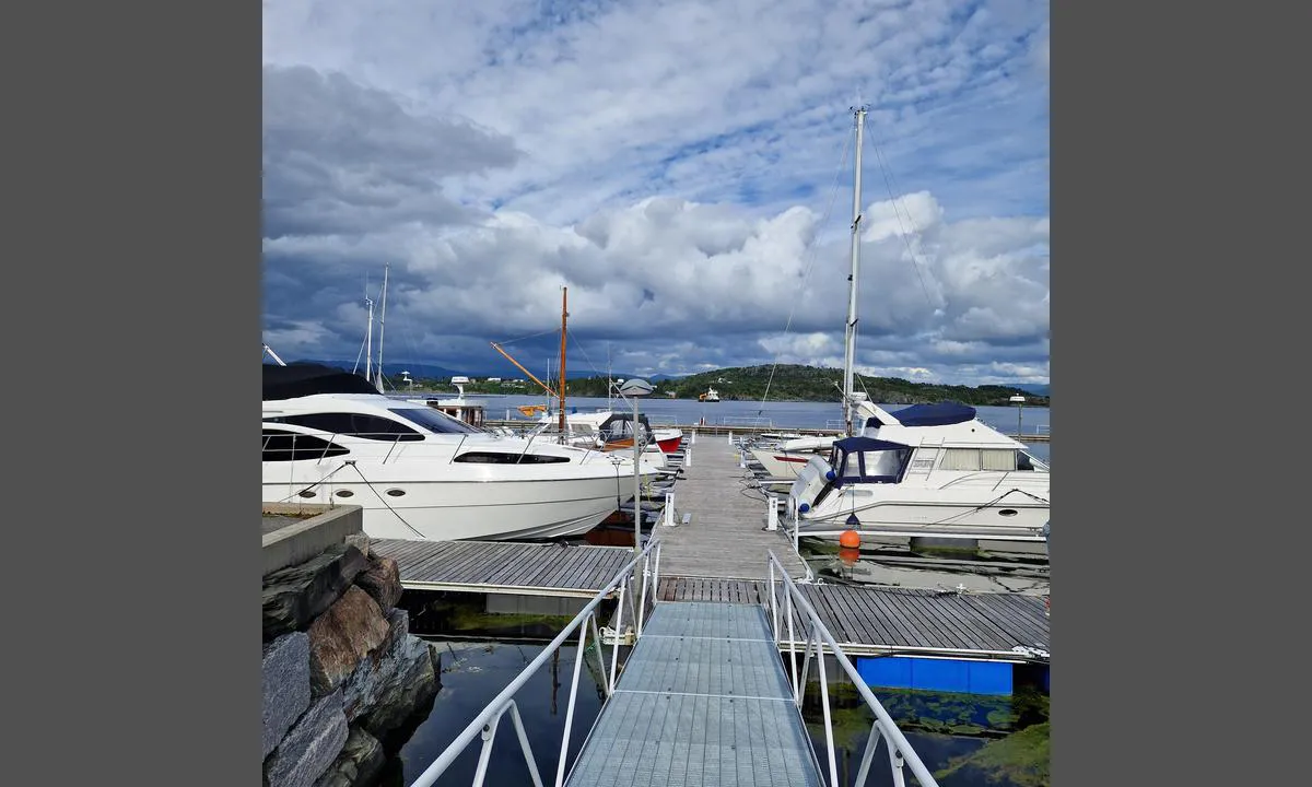 Liaskjæret: {"base": "no", "no": "Fin plass for en stopp.", "se": "Fint st\u00e4lle f\u00f6r ett stopp.", "en": "Nice place for a stop.", "da": "Fin plads til et stop."}