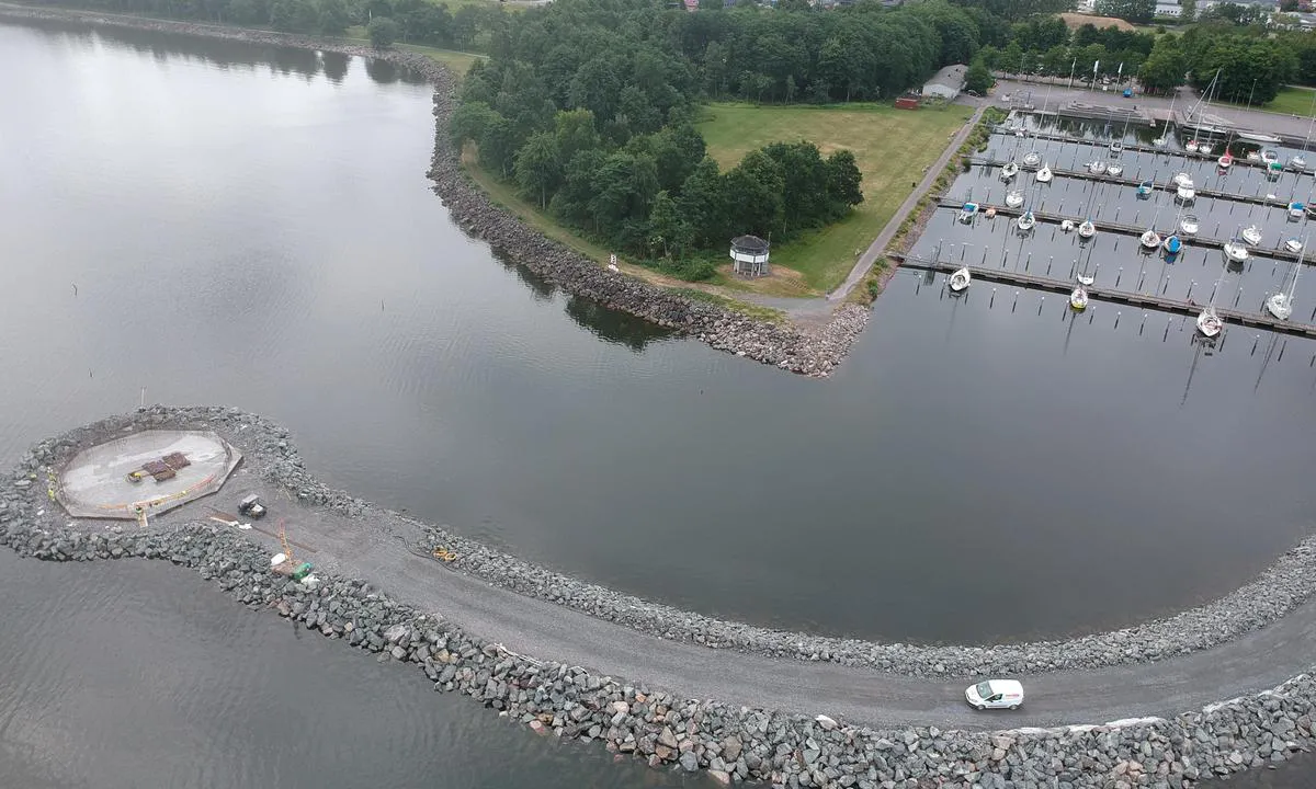 Lidköping - Vänern: {"base": "en", "no": "Ny \u00f8stsiden av inngangen (siden april 2023)", "se": "Nya \u00f6stra sidan av ing\u00e5ngen (sedan april 2023)", "en": "New East-side of entrance (since April 2023)", "da": "Ny \u00d8stside af indsejlingen (siden april 2023)"}