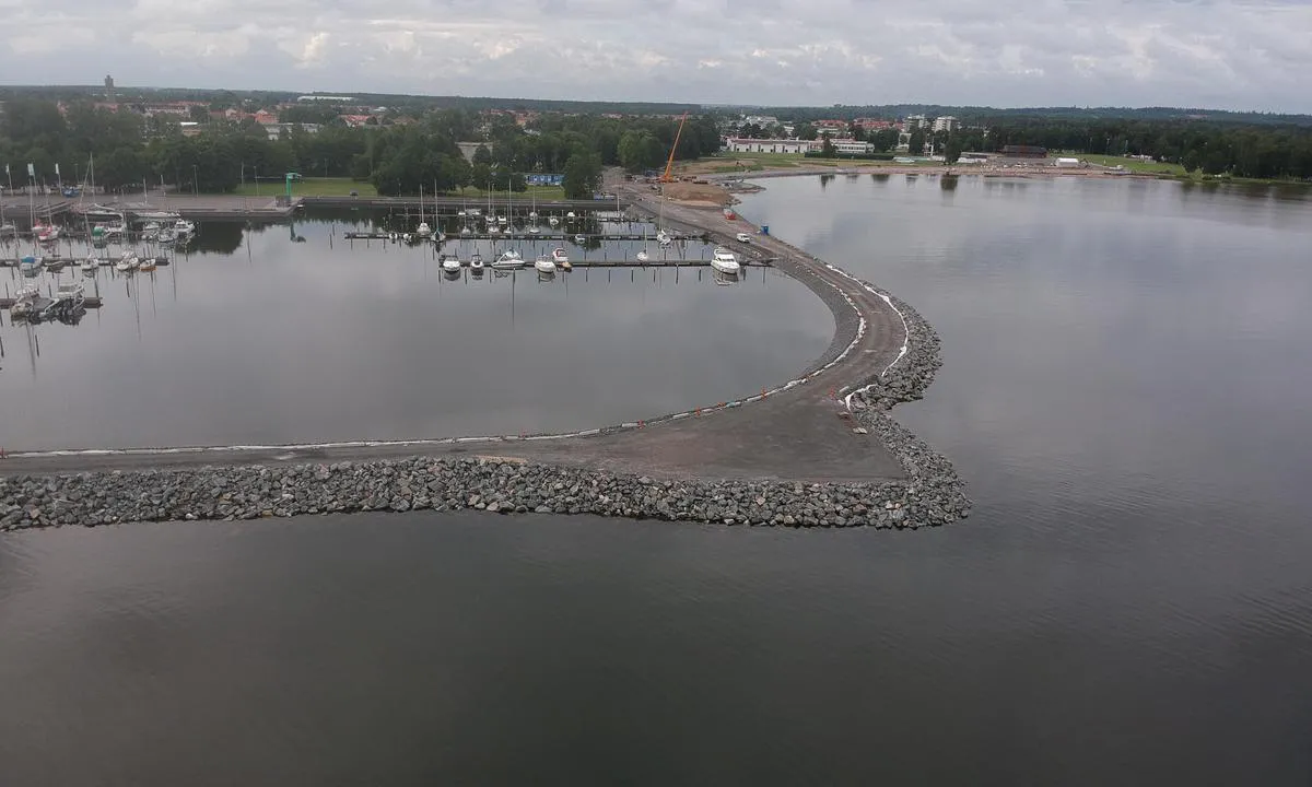 Lidköping - Vänern: {"base": "en", "no": "Brukt til \u00e5 v\u00e6re inngangen, n\u00e5 lukket vestside av havnen.", "se": "Tidigare var detta ing\u00e5ngen, nu st\u00e4ngd v\u00e4stra sidan av hamnen.", "en": "Used to be the entrance, now closed west side of harbour.", "da": "Tidligere indgang, nu lukket vestlige side af havnen."}