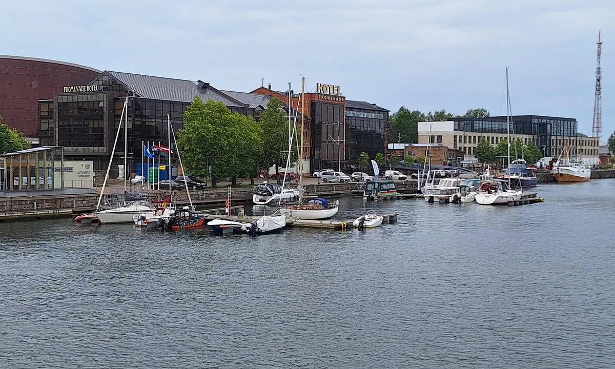 Liepaja Marina: {"base": "no", "no": "Det er b\u00e5de b\u00e5ser med utriggere og muligheter for \u00e5 ligge longside. Det er str\u00f8m mange steder og vann p\u00e5 flere brygger. Dusj og vaskemaskin var inkludert n\u00e5r jeg var her.", "se": "Det finns b\u00e5de platser med utflyttbara bommar och m\u00f6jligheter att ligga l\u00e5ngsides. Det finns el p\u00e5 m\u00e5nga st\u00e4llen och vatten p\u00e5 flera bryggor. Dusch och tv\u00e4ttmaskin var inkluderat n\u00e4r jag var h\u00e4r.", "en": "There are both berths with outriggers and opportunities to lie alongside. There is power in many places and water on several piers. Shower and washing machine were included when I was here.", "da": "Der er b\u00e5de b\u00e5se med udriggere og mulighed for at ligge longside. Der er str\u00f8m mange steder og vand p\u00e5 flere broer. Bruser og vaskemaskine var inkluderet, da jeg var her.", "fr": "Il y a \u00e0 la fois des places avec des d\u00e9viateurs et des possibilit\u00e9s d'amarrer longside. Il y a de l'\u00e9lectricit\u00e9 \u00e0 plusieurs endroits et de l'eau sur plusieurs quais. La douche et la machine \u00e0 laver \u00e9taient incluses quand j'\u00e9tais ici.", "de": "Es gibt sowohl Liegepl\u00e4tze mit Auslegern als auch M\u00f6glichkeiten, l\u00e4ngsseits anzulegen. Es gibt an vielen Stellen Strom und an mehreren Stegen Wasser. Dusche und Waschmaschine waren inklusive, als ich hier war.", "es": "Hay tanto puestos de amarre con brazos como posibilidades de atracar de costado. Hay electricidad en muchos lugares y agua en varios muelles. La ducha y la lavadora estaban incluidas cuando estuve aqu\u00ed.", "it": "Ci sono sia posti barca con bracci laterali che possibilit\u00e0 di ormeggio longside. Ci sono prese di corrente in molti punti e acqua in diversi moli. Doccia e lavatrice erano incluse quando ero qui.", "pt": "Existem tanto vagas com jetes como possibilidades para atracar ao longo do cais. H\u00e1 energia em muitos lugares e \u00e1gua em v\u00e1rios p\u00ederes. Chuveiro e m\u00e1quina de lavar estavam inclu\u00eddos quando eu estive aqui.", "nl": "Er zijn zowel boxen met drijvende steigers als mogelijkheden om langszij te liggen. Er is op veel plaatsen stroom en op verschillende steigers is er water. Douche en wasmachine waren inbegrepen toen ik hier was.", "pl": "Istniej\u0105 zar\u00f3wno boksy z odbojnikami, jak i mo\u017cliwo\u015bci cumowania wzd\u0142u\u017c burty. W wielu miejscach jest pr\u0105d, a na kilku pomostach woda. Prysznice i pralka by\u0142y wliczone w koszt, kiedy tu by\u0142em.", "uk": "\u0404 \u0441\u0442\u043e\u044f\u043d\u043a\u0438 \u0437 \u0432\u0456\u0434\u043a\u0438\u0434\u043d\u0438\u043c\u0438 \u0431\u0430\u043b\u043a\u0430\u043c\u0438 \u0442\u0430 \u043c\u043e\u0436\u043b\u0438\u0432\u043e\u0441\u0442\u0456 \u0434\u043b\u044f \u0448\u0432\u0430\u0440\u0442\u0443\u0432\u0430\u043d\u043d\u044f \u0431\u043e\u0440\u0442\u043e\u043c. \u0423 \u0431\u0430\u0433\u0430\u0442\u044c\u043e\u0445 \u043c\u0456\u0441\u0446\u044f\u0445 \u0454 \u0435\u043b\u0435\u043a\u0442\u0440\u0438\u043a\u0430 \u0456 \u043d\u0430 \u043a\u0456\u043b\u044c\u043a\u043e\u0445 \u043f\u0440\u0438\u0447\u0430\u043b\u0430\u0445 \u0454 \u0432\u043e\u0434\u043e\u043f\u043e\u0441\u0442\u0430\u0447\u0430\u043d\u043d\u044f. \u0414\u0443\u0448 \u0456 \u043f\u0440\u0430\u043b\u044c\u043d\u0430 \u043c\u0430\u0448\u0438\u043d\u0430 \u0431\u0443\u043b\u0438 \u0432\u043a\u043b\u044e\u0447\u0435\u043d\u0456, \u043a\u043e\u043b\u0438 \u044f \u0442\u0443\u0442 \u0431\u0443\u0432.", "ro": "Exist\u0103 at\u00e2t locuri de acostare cu bra\u021b de leg\u0103tur\u0103, c\u00e2t \u0219i posibilitatea de a acostare longitudinal\u0103. Exist\u0103 curent electric \u00een multe locuri \u0219i ap\u0103 pe mai multe docuri. Du\u0219ul \u0219i ma\u0219ina de sp\u0103lat au fost incluse c\u00e2nd am fost aici.", "tr": "Hem r\u0131ht\u0131mlar\u0131n yan\u0131nda ba\u011flant\u0131 kollar\u0131 olan b\u00f6lmeler hem de longside yana\u015fma imk\u00e2nlar\u0131 vard\u0131r. Bir\u00e7ok yerde elektrik ve birka\u00e7 iskelede su bulunmaktad\u0131r. Buradayken du\u015f ve \u00e7ama\u015f\u0131r makinesi d\u00e2hil edilmi\u015fti.", "el": "\u03a5\u03c0\u03ac\u03c1\u03c7\u03bf\u03c5\u03bd \u03ba\u03b1\u03b9 \u03b8\u03ad\u03c3\u03b5\u03b9\u03c2 \u03b1\u03b3\u03ba\u03c5\u03c1\u03bf\u03b2\u03bf\u03bb\u03af\u03b1\u03c2 \u03bc\u03b5 \u03c0\u03bb\u03b5\u03c5\u03c1\u03b9\u03ba\u03ad\u03c2 \u03b1\u03c0\u03bf\u03bb\u03ae\u03be\u03b5\u03b9\u03c2 \u03ba\u03b1\u03b9 \u03b4\u03c5\u03bd\u03b1\u03c4\u03cc\u03c4\u03b7\u03c4\u03b5\u03c2 \u03c0\u03bb\u03b5\u03c5\u03c1\u03b9\u03ba\u03ae\u03c2 \u03c0\u03c1\u03cc\u03c3\u03b4\u03b5\u03c3\u03b7\u03c2. \u03a5\u03c0\u03ac\u03c1\u03c7\u03b5\u03b9 \u03c1\u03b5\u03cd\u03bc\u03b1 \u03c3\u03b5 \u03c0\u03bf\u03bb\u03bb\u03ac \u03c3\u03b7\u03bc\u03b5\u03af\u03b1 \u03ba\u03b1\u03b9 \u03bd\u03b5\u03c1\u03cc \u03c3\u03b5 \u03b1\u03c1\u03ba\u03b5\u03c4\u03ad\u03c2 \u03b1\u03c0\u03bf\u03b2\u03ac\u03b8\u03c1\u03b5\u03c2. \u03a4\u03bf \u03bd\u03c4\u03bf\u03c5\u03c2 \u03ba\u03b1\u03b9 \u03c4\u03bf \u03c0\u03bb\u03c5\u03bd\u03c4\u03ae\u03c1\u03b9\u03bf \u03ae\u03c4\u03b1\u03bd \u03c3\u03c5\u03bc\u03c0\u03b5\u03c1\u03b9\u03bb\u03b1\u03bc\u03b2\u03b1\u03bd\u03cc\u03bc\u03b5\u03bd\u03b1 \u03cc\u03c4\u03b1\u03bd \u03ae\u03bc\u03bf\u03c5\u03bd \u03b5\u03b4\u03ce.", "cs": "Jsou zde boxy s vylo\u017een\u00fdmi rameny a mo\u017enosti p\u0159\u00edmo p\u0159ist\u00e1t p\u0159\u00ed\u010dn\u00fdmi vazbami. Na mnoha m\u00edstech je elekt\u0159ina a na n\u011bkolika m\u016fstc\u00edch voda. Kdy\u017e jsem zde byl, sprcha a pra\u010dka byly zahrnuty v cen\u011b.", "hu": "Vanak vannak ujjir\u00e1ny\u00edt\u00f3kkal \u00e9s lehet\u0151s\u00e9g van hosszir\u00e1nyban fek\u00fcdni. Sok helyen van \u00e1ram \u00e9s t\u00f6bb m\u00f3l\u00f3n v\u00edz is rendelkez\u00e9sre \u00e1ll. Zuhanyz\u00f3 \u00e9s mos\u00f3g\u00e9p benne volt az \u00e1rban, amikor itt voltam.", "fi": "Satamassa on sek\u00e4 aisapaikkoja ett\u00e4 kylkikiinnitysmahdollisuuksia. S\u00e4hk\u00f6\u00e4 l\u00f6ytyy monista paikoista ja vett\u00e4 useilla laitureilla. Suihku ja pesukone kuuluivat hintaan, kun olin t\u00e4\u00e4ll\u00e4.", "bg": "\u0418\u043c\u0430 \u043a\u0430\u043a\u0442\u043e \u043c\u0435\u0441\u0442\u0430 \u0437\u0430 \u0448\u0432\u0430\u0440\u0442\u043e\u0432\u0430\u043d\u0435 \u0441 \u043f\u043e\u043d\u0442\u043e\u043d\u0438, \u0442\u0430\u043a\u0430 \u0438 \u0432\u044a\u0437\u043c\u043e\u0436\u043d\u043e\u0441\u0442\u0438 \u0437\u0430 \u043f\u0440\u0438\u0441\u0442\u0430\u0432\u0430\u043d\u0435 longside. \u0418\u043c\u0430 \u0442\u043e\u043a \u043d\u0430 \u043c\u043d\u043e\u0433\u043e \u043c\u0435\u0441\u0442\u0430 \u0438 \u0432\u043e\u0434\u0430 \u043d\u0430 \u043d\u044f\u043a\u043e\u043b\u043a\u043e \u043f\u043e\u043d\u0442\u043e\u043d\u0430. \u0414\u0443\u0448\u044a\u0442 \u0438 \u043f\u0435\u0440\u0430\u043b\u043d\u044f\u0442\u0430 \u0431\u044f\u0445\u0430 \u0432\u043a\u043b\u044e\u0447\u0435\u043d\u0438, \u043a\u043e\u0433\u0430\u0442\u043e \u0431\u044f\u0445 \u0442\u0443\u043a.", "sr": "\u041f\u043e\u0441\u0442\u043e\u0458\u0435 \u043e\u0431\u0430 \u043f\u0440\u0438\u0441\u0442\u0430\u043d\u0438\u0448\u0442\u0430 \u0441\u0430 \u0438\u0441\u0442\u0440\u0430\u0436\u0438\u0432\u0430\u0447\u0438\u043c\u0430 \u0438 \u043c\u043e\u0433\u0443\u045b\u043d\u043e\u0441\u0442\u0438 \u0437\u0430 \u043f\u0440\u0438\u0432\u0435\u0437 \u0443\u0437 \u0431\u043e\u043a. \u041d\u0430 \u043c\u043d\u043e\u0433\u0438\u043c \u043c\u0435\u0441\u0442\u0438\u043c\u0430 \u0438\u043c\u0430 \u0441\u0442\u0440\u0443\u0458\u0435, \u0430 \u0432\u043e\u0434\u0430 \u0458\u0435 \u043d\u0430 \u043d\u0435\u043a\u043e\u043b\u0438\u043a\u043e \u043f\u0440\u0438\u0441\u0442\u0430\u043d\u0438\u0448\u0442\u0430. \u0422\u0443\u0448 \u0438 \u043c\u0430\u0448\u0438\u043d\u0430 \u0437\u0430 \u043f\u0440\u0430\u045a\u0435 \u0432\u0435\u0448\u0430 \u0431\u0438\u043b\u0438 \u0441\u0443 \u0443\u043a\u0459\u0443\u0447\u0435\u043d\u0438 \u043a\u0430\u0434 \u0441\u0430\u043c \u0458\u0430 \u0431\u0438\u043e \u043e\u0432\u0434\u0435.", "et": "On nii k\u00fclgliistu otsi kui ka v\u00f5imalusi pikikutiga seismiseks. Kanalis on paljudes kohtades vool ja mitmel kai \u00e4\u00e4res on vesi. Du\u0161\u0161 ja pesumasin olid hinna sees, kui mina siin olin.", "lv": "Ir gan st\u0101vvietas ar izvirz\u012bt\u0101jiem, gan iesp\u0113jas apst\u0101ties garenvirzien\u0101. Daudzviet ir elektr\u012bba un vair\u0101k\u0101s laip\u0101s ir \u016bdens pieejam\u012bba. Kad es biju \u0161eit, du\u0161a un ve\u013casma\u0161\u012bna bija iek\u013cauti.", "lt": "Yra tiek stov\u0117jimo viet\u0173 su i\u0161st\u016bm\u0117jais, tiek galimybi\u0173 prisi\u0161vartuoti \u0161onu. Daugelyje viet\u0173 yra elektros tiekimas, o keliose prieplaukose yra vanduo. Du\u0161as ir skalbimo ma\u0161ina buvo \u012fskai\u010diuoti, kai a\u0161 \u010dia buvau."}