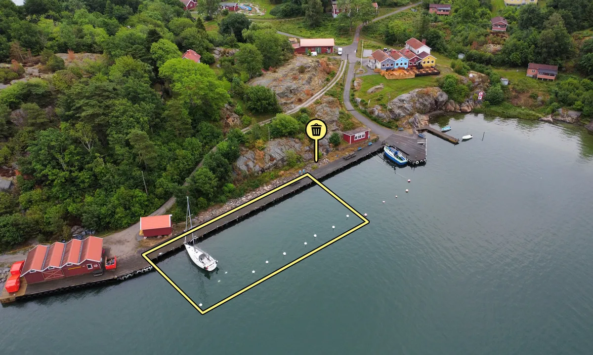 {"base": "en", "no": "P\u00e5 Lilla Bratt\u00f6n kan du legge til ved en brygge med hekkb\u00f8yer. Det er grunt mot land, s\u00e5 ikke legg til med hekken mot land. Det er en blanding av gjesteplasser og private plasser, s\u00e5 du m\u00e5 lese skiltene p\u00e5 brygga for \u00e5 finne en plass du kan bruke.", "se": "P\u00e5 Lilla Bratt\u00f6n f\u00f6rt\u00f6jer man vid en brygga med akterbojar. Det \u00e4r grunt mot land, s\u00e5 f\u00f6rt\u00f6j inte med aktern mot land. Det finns en blandning av g\u00e4stplatser och privata platser, s\u00e5 du m\u00e5ste l\u00e4sa skyltarna p\u00e5 bryggan f\u00f6r att hitta en plats du kan anv\u00e4nda.", "en": "On Lilla Bratt\u00f6n you moor towards a pier with stern bouys. It's shallow towards land, so don't moor with the stern towards land. There is a mix of guest places and private places, so you have to read the signs on the pier to find a spot you can use.", "da": "P\u00e5 Lilla Bratt\u00f6n fort\u00f8jer man til en bro med agterb\u00f8jer. Det er lavvandet mod land, s\u00e5 fort\u00f8j ikke med agter mod land. Der er en blanding af g\u00e6stepladser og private pladser, s\u00e5 du skal l\u00e6se skiltene p\u00e5 broen for at finde en plads, du kan bruge."}
