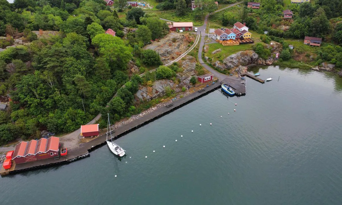 {"base": "en", "no": "P\u00e5 Lilla Bratt\u00f6n kan du legge til ved en brygge med hekkb\u00f8yer. Det er grunt mot land, s\u00e5 ikke legg til med hekken mot land. Det er en blanding av gjesteplasser og private plasser, s\u00e5 du m\u00e5 lese skiltene p\u00e5 brygga for \u00e5 finne en plass du kan bruke.", "se": "P\u00e5 Lilla Bratt\u00f6n f\u00f6rt\u00f6jer man vid en brygga med akterbojar. Det \u00e4r grunt mot land, s\u00e5 f\u00f6rt\u00f6j inte med aktern mot land. Det finns en blandning av g\u00e4stplatser och privata platser, s\u00e5 du m\u00e5ste l\u00e4sa skyltarna p\u00e5 bryggan f\u00f6r att hitta en plats du kan anv\u00e4nda.", "en": "On Lilla Bratt\u00f6n you moor towards a pier with stern bouys. It's shallow towards land, so don't moor with the stern towards land. There is a mix of guest places and private places, so you have to read the signs on the pier to find a spot you can use.", "da": "P\u00e5 Lilla Bratt\u00f6n fort\u00f8jer man til en bro med agterb\u00f8jer. Det er lavvandet mod land, s\u00e5 fort\u00f8j ikke med agter mod land. Der er en blanding af g\u00e6stepladser og private pladser, s\u00e5 du skal l\u00e6se skiltene p\u00e5 broen for at finde en plads, du kan bruge."}