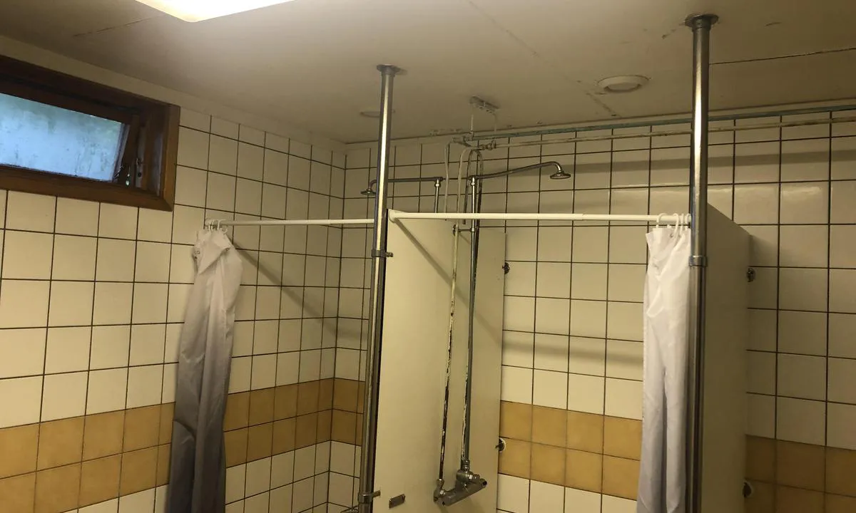 Lilla Brattön: The service house is quite old, but nice and clean. Here the mens showers.