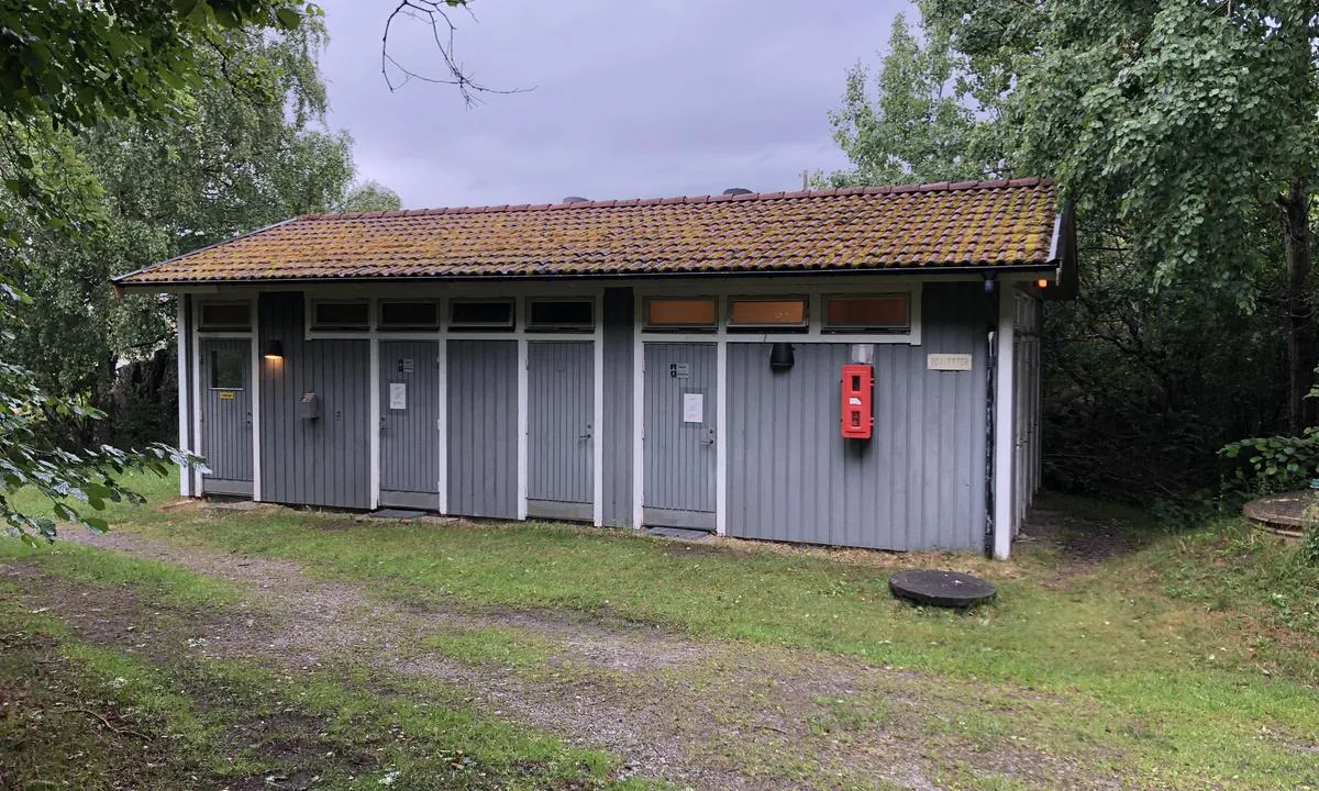 The service house at Lilla Brattön is 100 meters north of the harbour