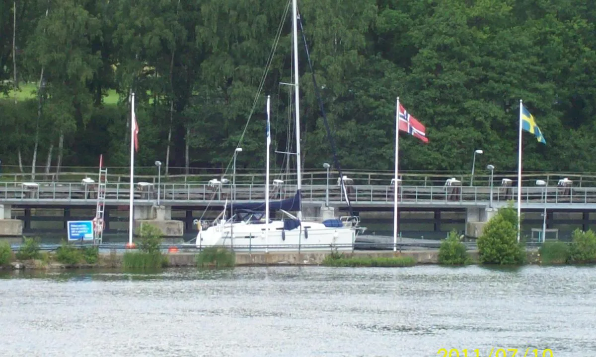 Lilla Edet (Övernattningshamn): {"base": "se", "no": "Havnen sett fra den \u00f8stlige stranden.", "se": "Hamnen sedd fr\u00e5n \u00f6stra stranden.", "en": "The harbour as seen from the eastern shore.", "da": "Havnen set fra den \u00f8stlige kyst."}